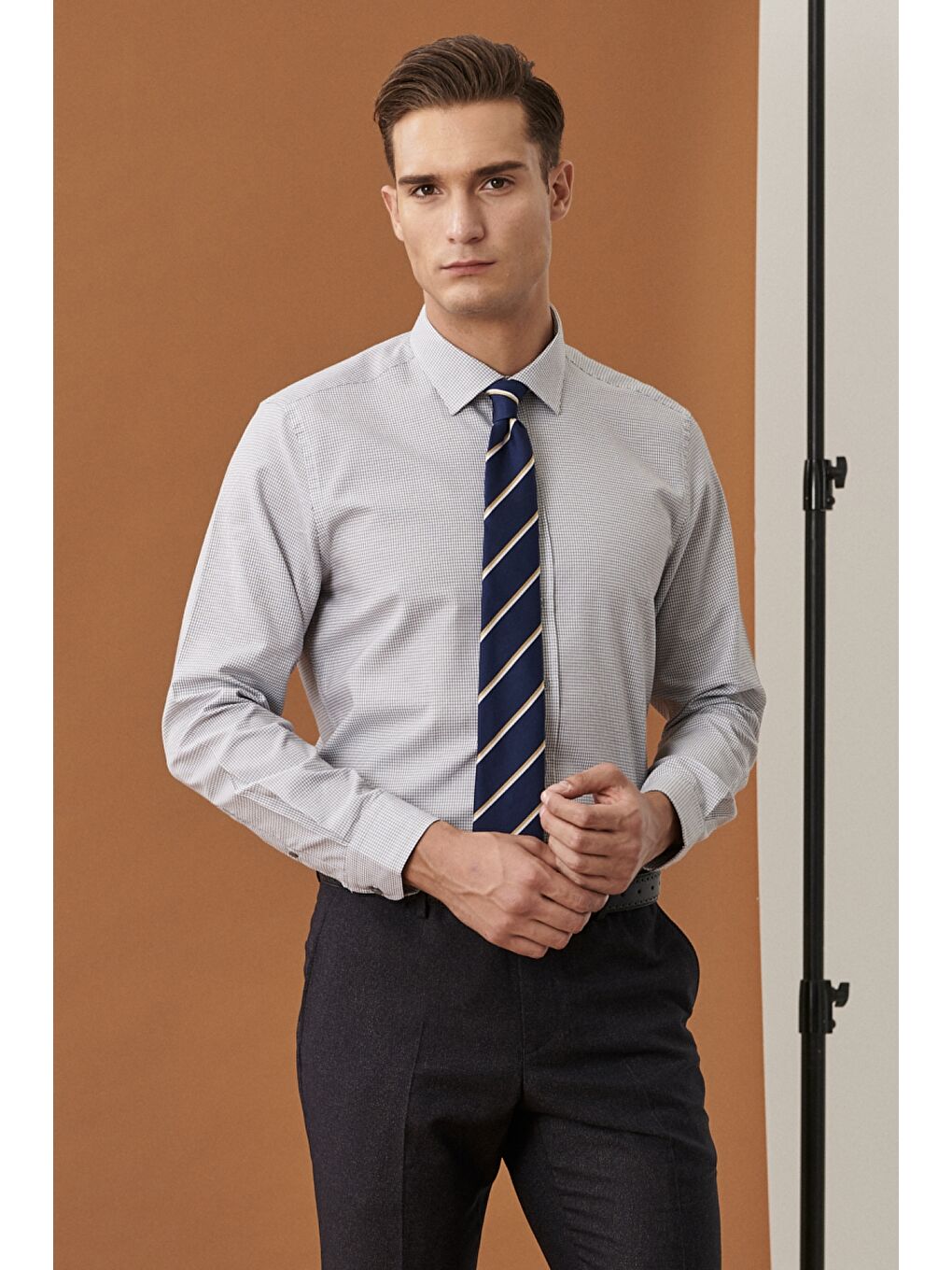 Erkek Beyaz-Siyah Slim Fit Dar Kesim Klasik Yaka Armürlü Beyaz-Siyah Gömlek