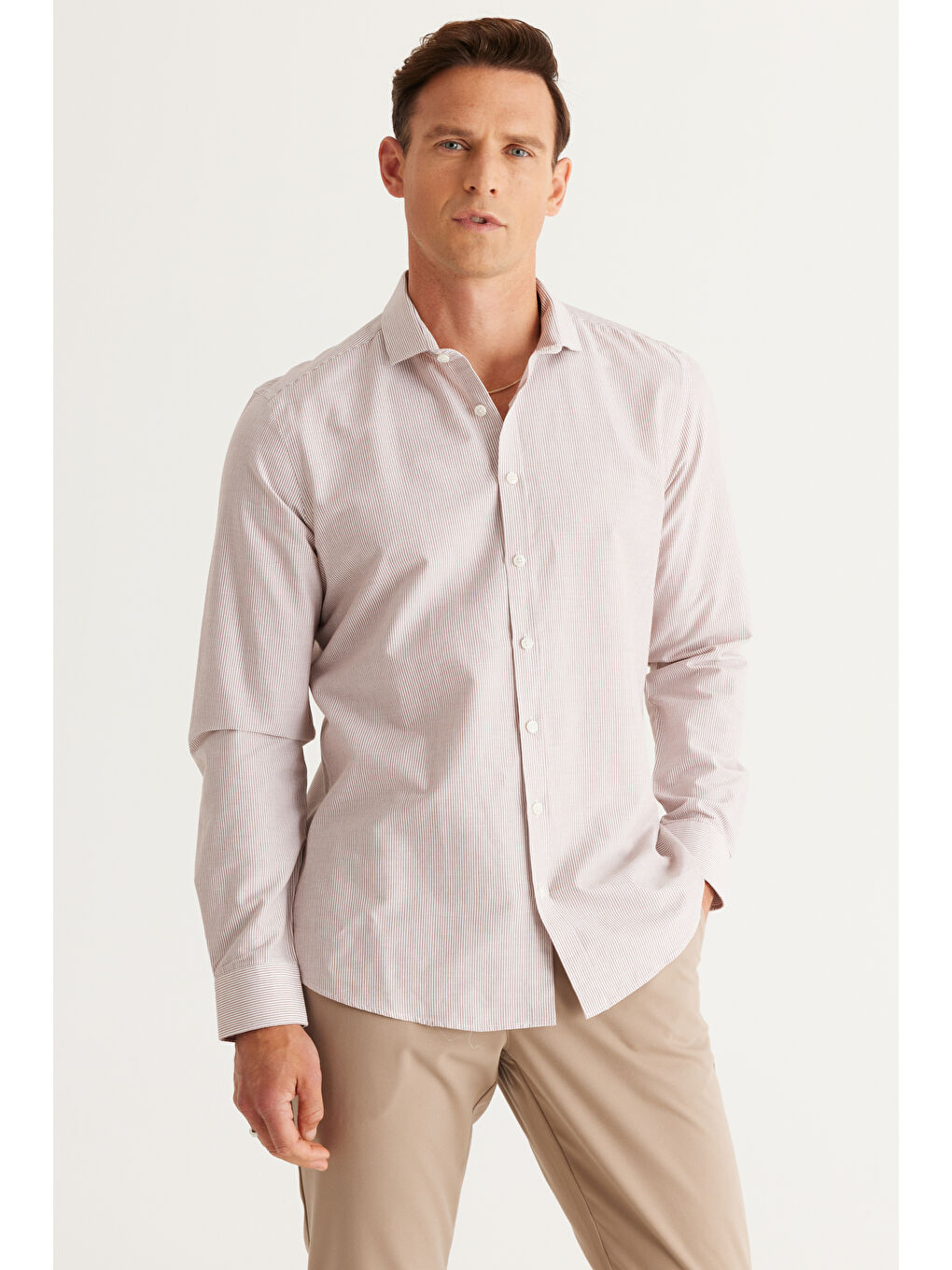 Erkek Beyaz-Kahve Slim Fit Dar Kesim Küçük İtalyan Yaka %100 Pamuk Armürlü Gömlek