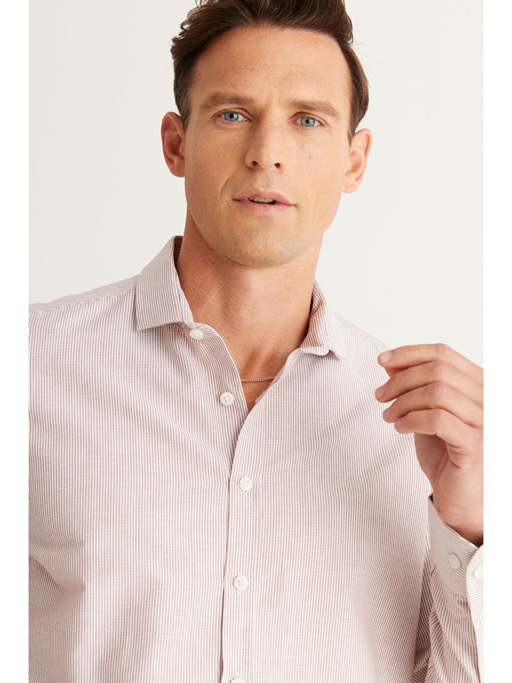 Erkek Beyaz-Kahve Slim Fit Dar Kesim Küçük İtalyan Yaka %100 Pamuk Armürlü Gömlek-2