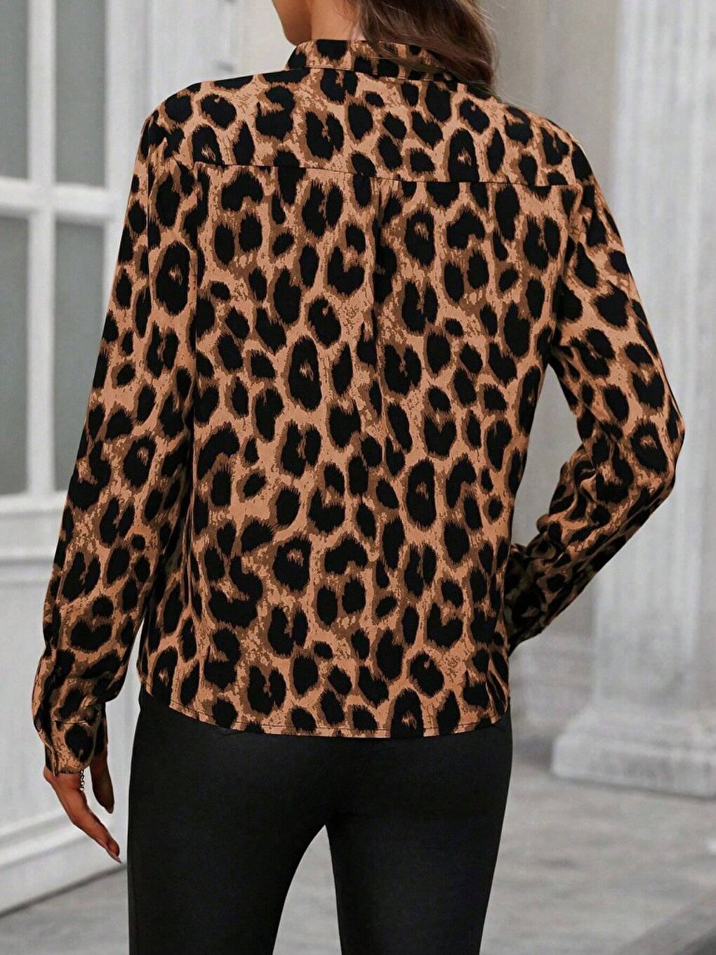 Kahverengi Kadın Uzun Kollu V Yakalı Leopar Desenli Modal Bluz-2