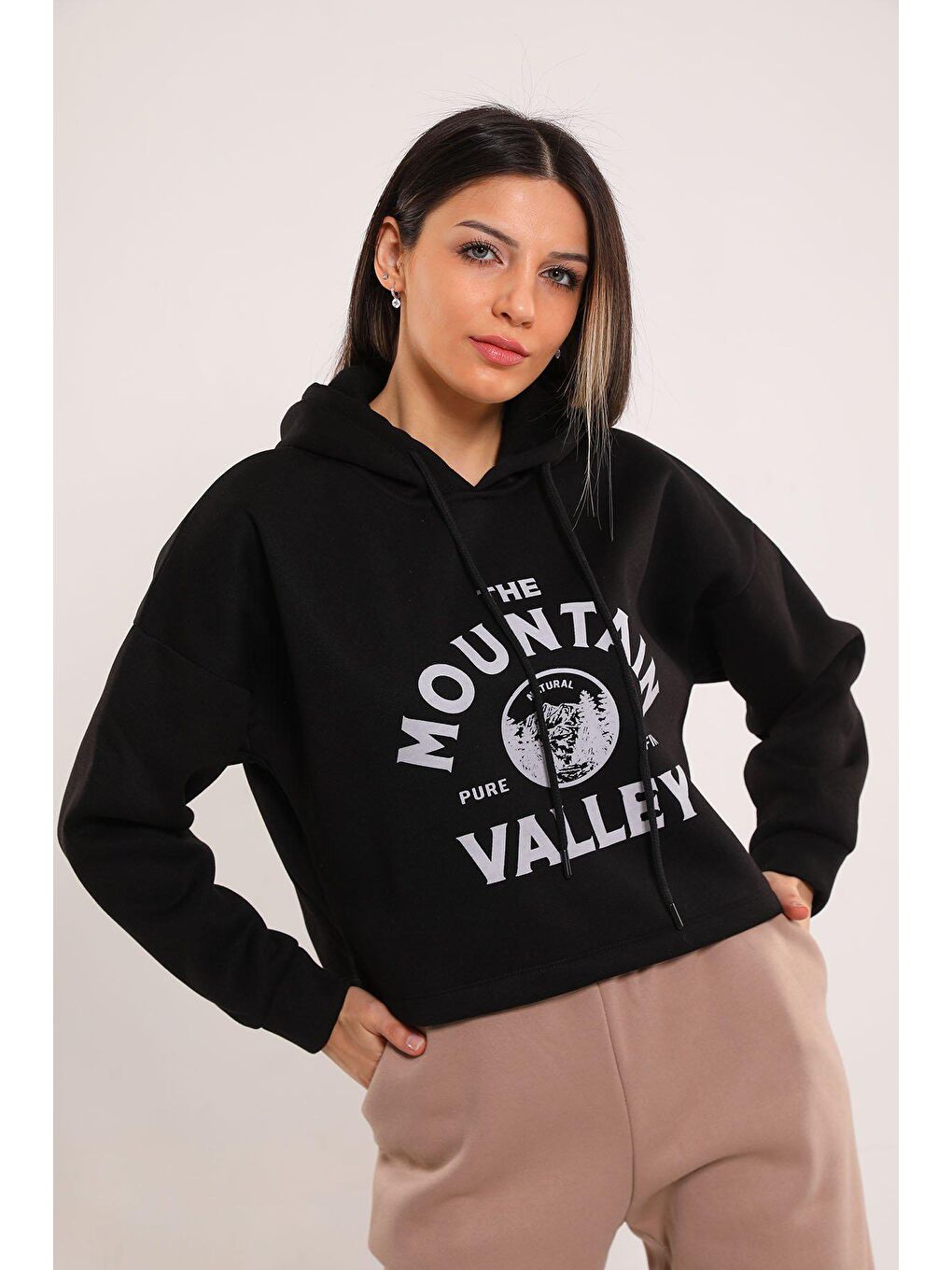 Julude Siyah Kadın Kapüşonlu Ön Baskılı Şardonlu Crop Sweatshirt - 1