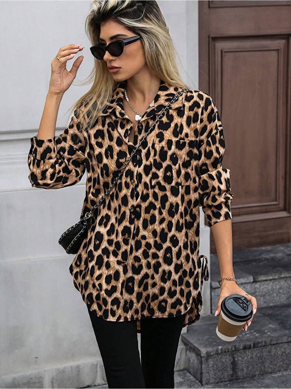 Kahverengi Kadın Uzun Kollu Yakalı Önden Düğmeli Yandan Bağcıklı Leopar Desenli Modal Bluz-1