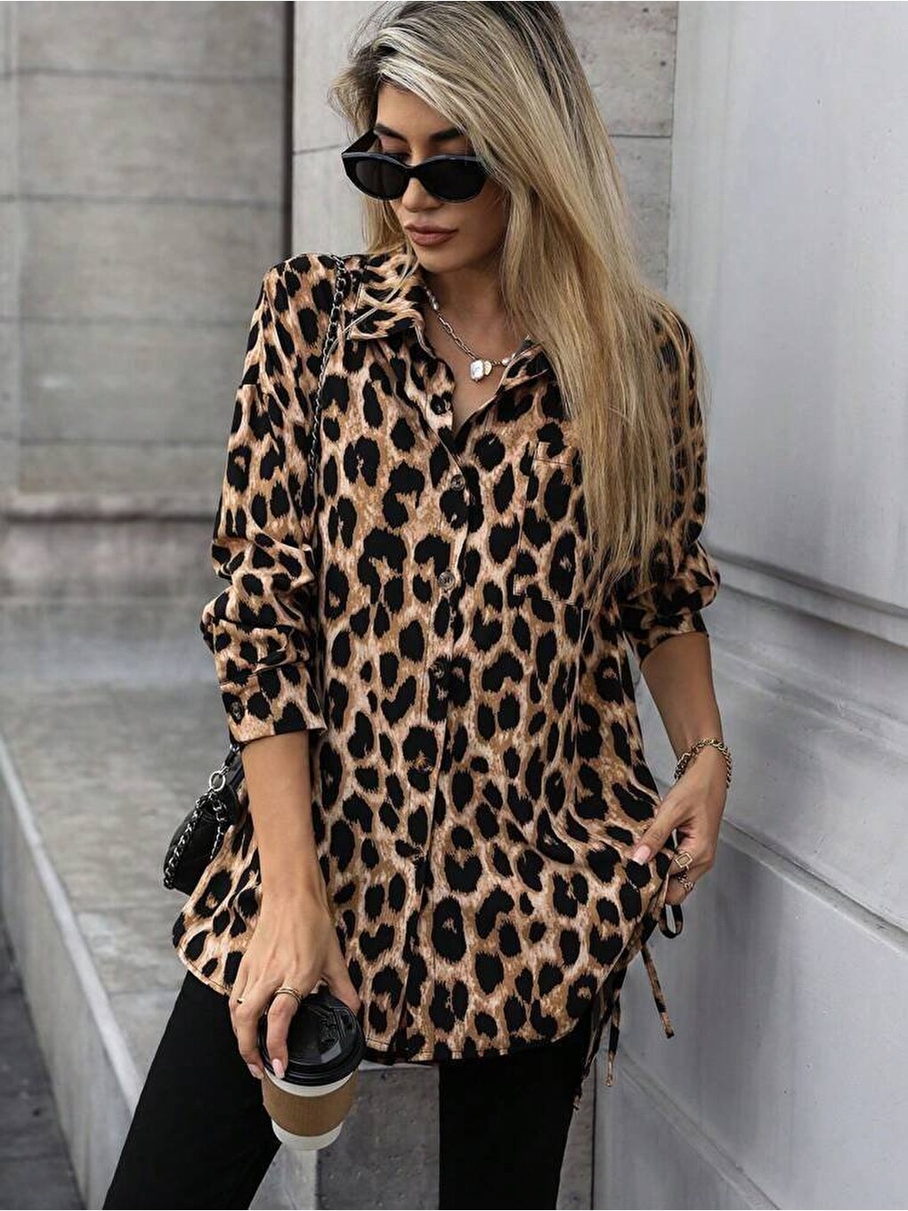 Kahverengi Kadın Uzun Kollu Yakalı Önden Düğmeli Yandan Bağcıklı Leopar Desenli Modal Bluz-2