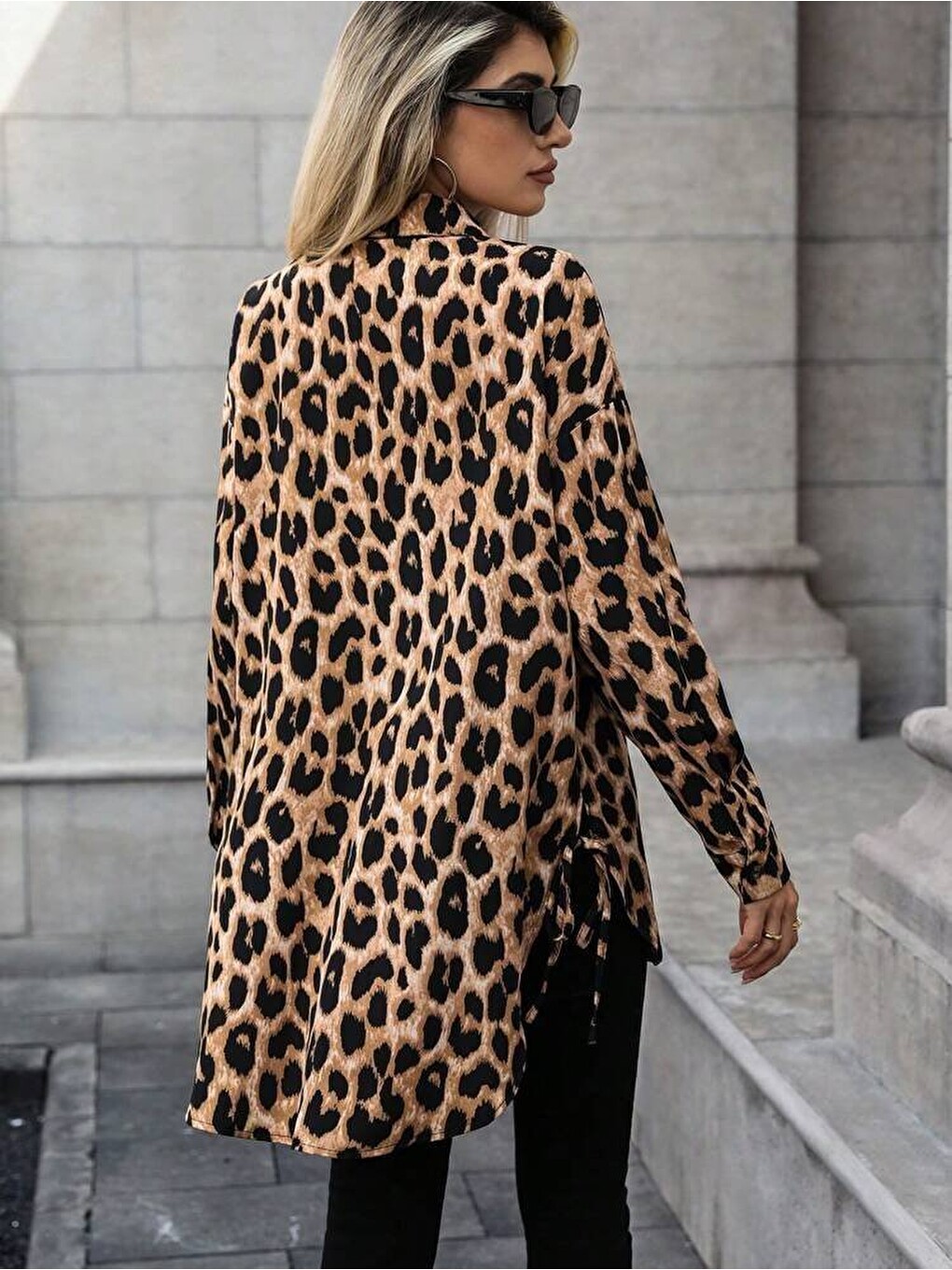 Kahverengi Kadın Uzun Kollu Yakalı Önden Düğmeli Yandan Bağcıklı Leopar Desenli Modal Bluz-3