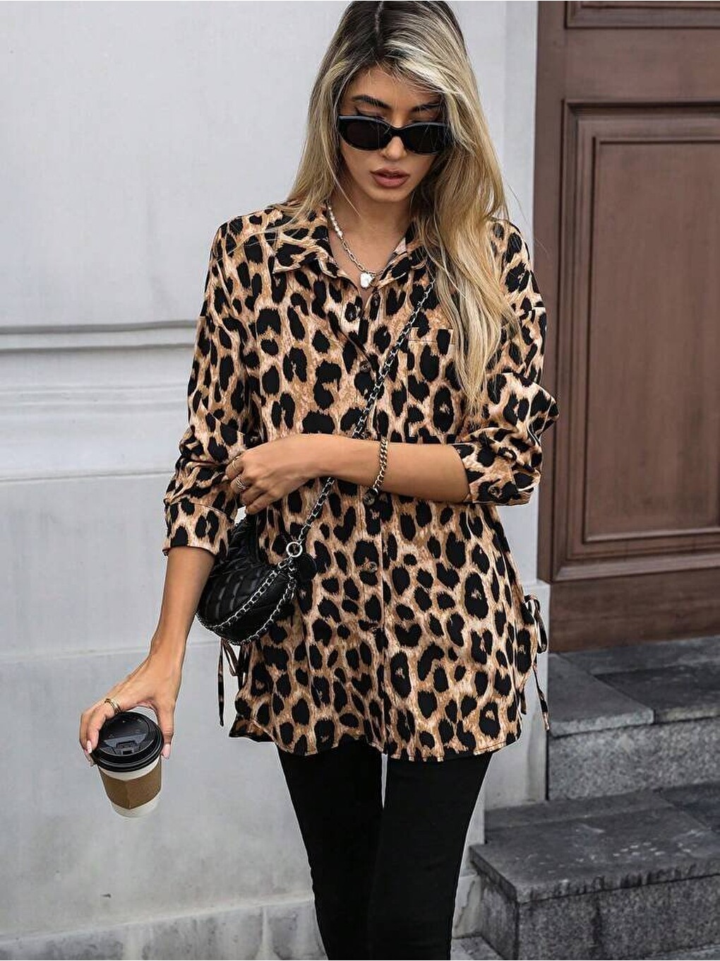Kahverengi Kadın Uzun Kollu Yakalı Önden Düğmeli Yandan Bağcıklı Leopar Desenli Modal Bluz-4