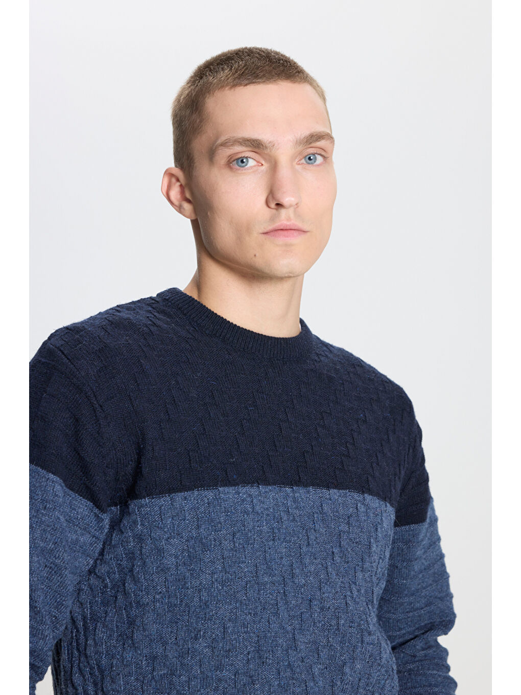 Erkek Saks-Havacı Mavi Standart Fit Normal Kesim Bisiklet Yaka Desenli Yünlü Triko-3