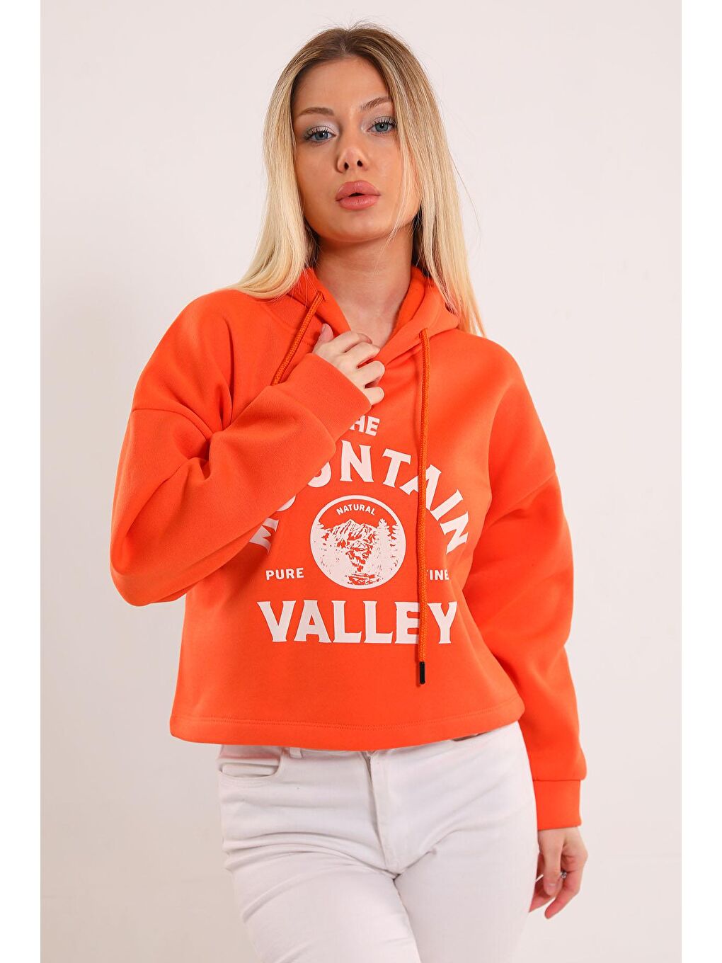 Julude Turuncu Kadın Kapüşonlu Ön Baskılı Şardonlu Crop Sweatshirt - 1