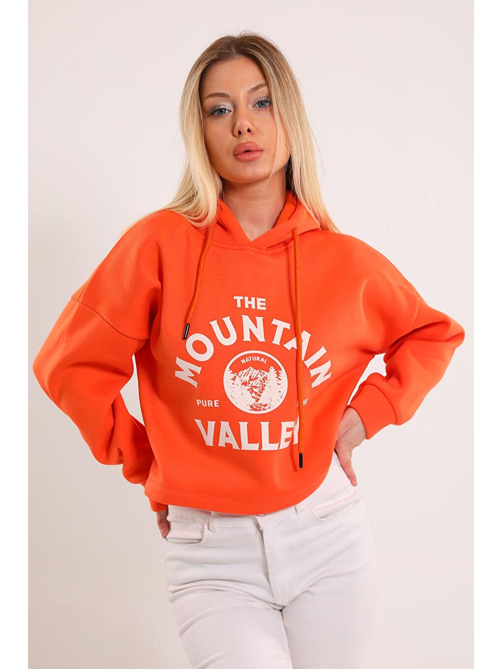 Julude Turuncu Kadın Kapüşonlu Ön Baskılı Şardonlu Crop Sweatshirt - 3