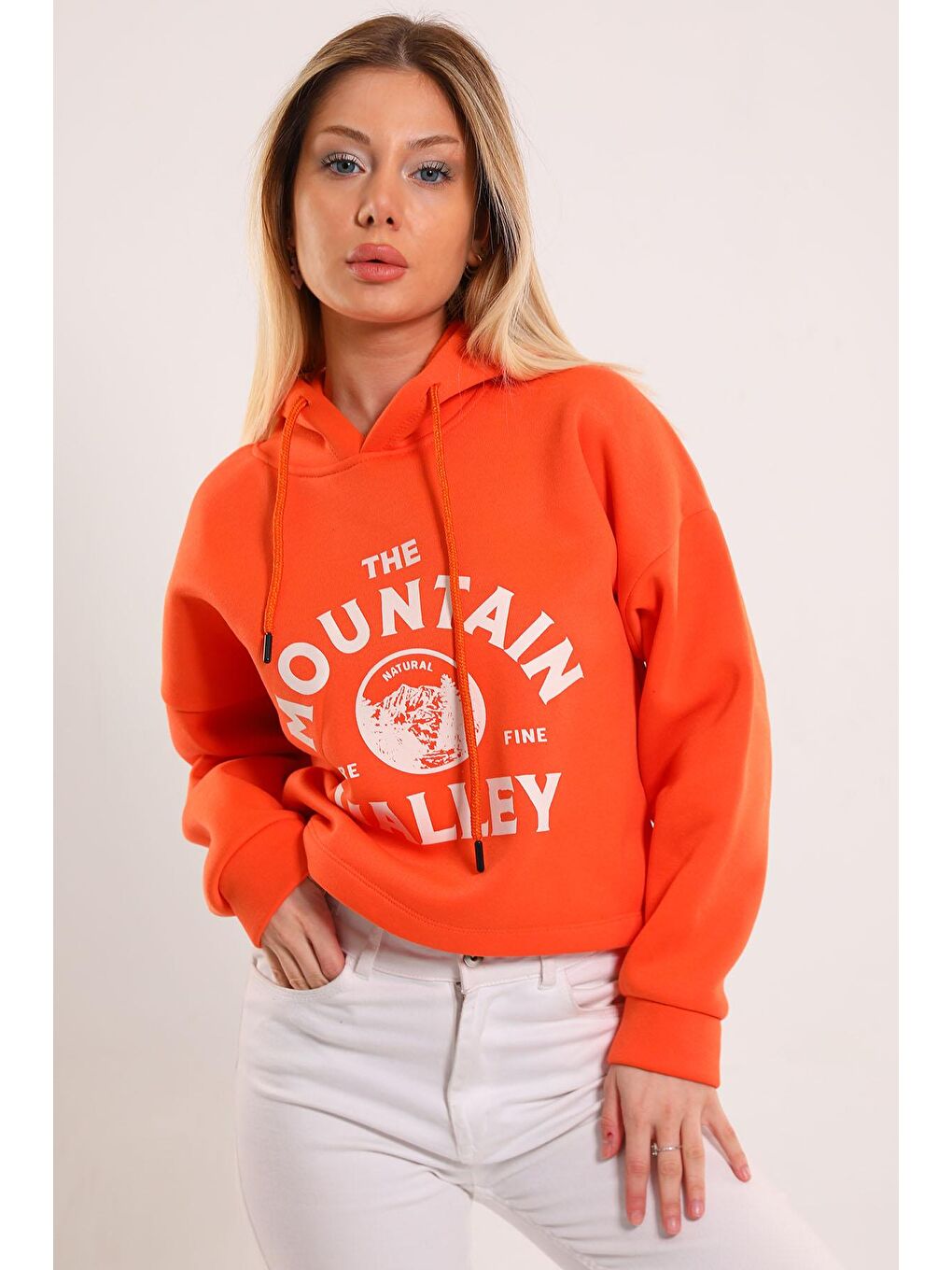 Julude Turuncu Kadın Kapüşonlu Ön Baskılı Şardonlu Crop Sweatshirt - 4