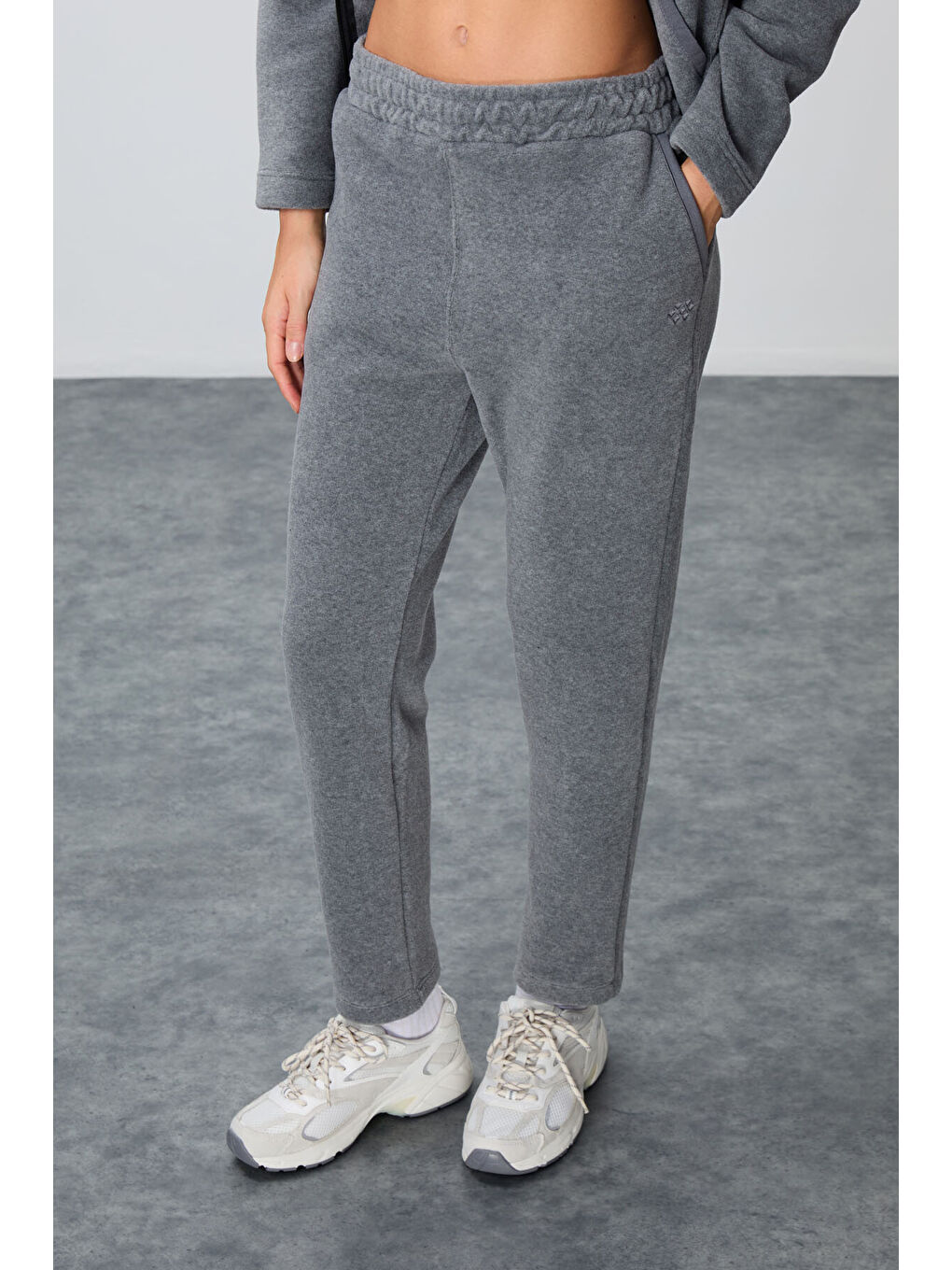 Gri Melanj Kalın Yumuşak Dokulu Kapüşonlu Oversize Nakışlı Polar Kadın Eşofman Takım  95338-5