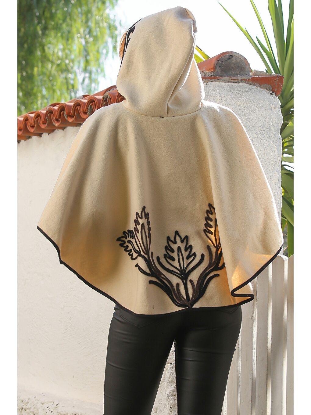 Ekru Kapüşonlu Düğmeli Biyeli Süzene Nakışlı Casual Kaşe Bolero Dokuma Panço 43 75-1