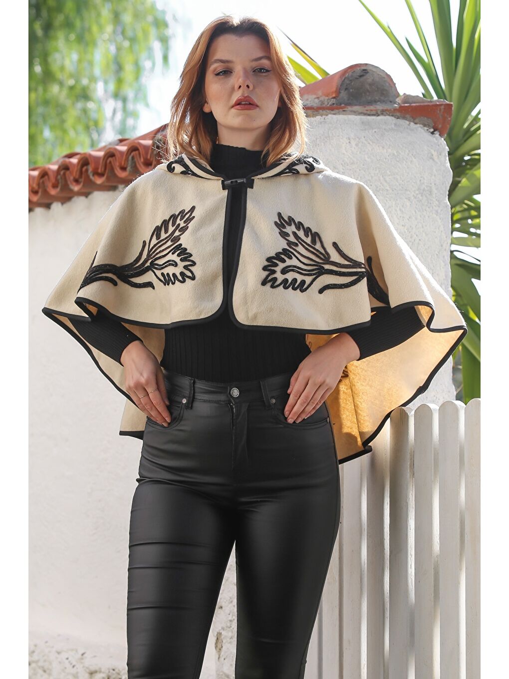 Ekru Kapüşonlu Düğmeli Biyeli Süzene Nakışlı Casual Kaşe Bolero Dokuma Panço 43 75-2
