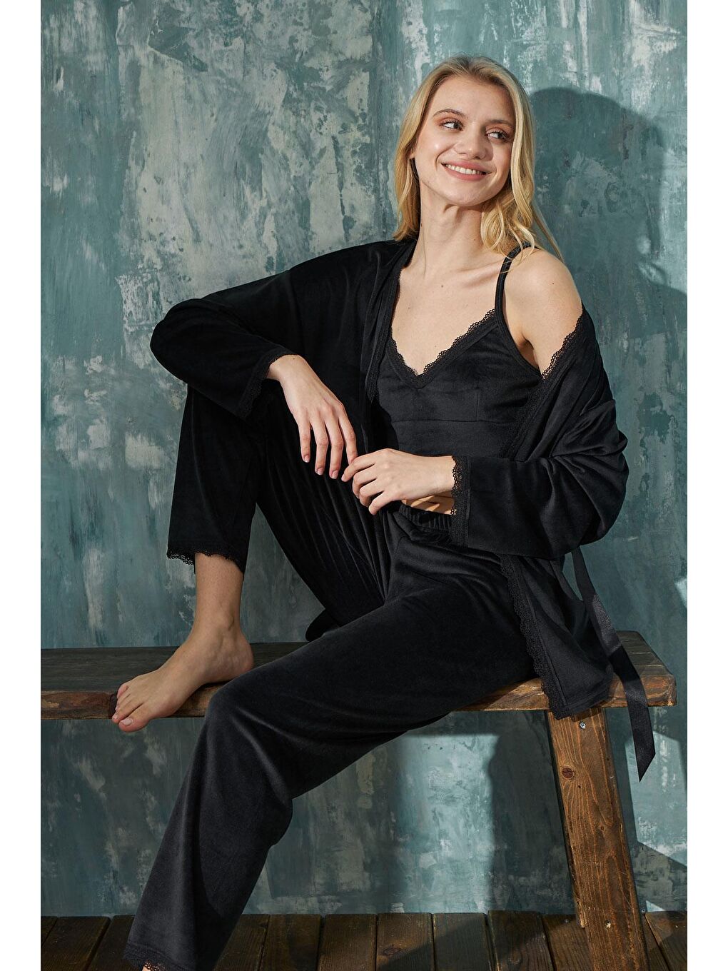 Siyah Kadın Kadife Sabahlıklı Altı Uzun 3'lü Pijama Takım | 13401-1-4