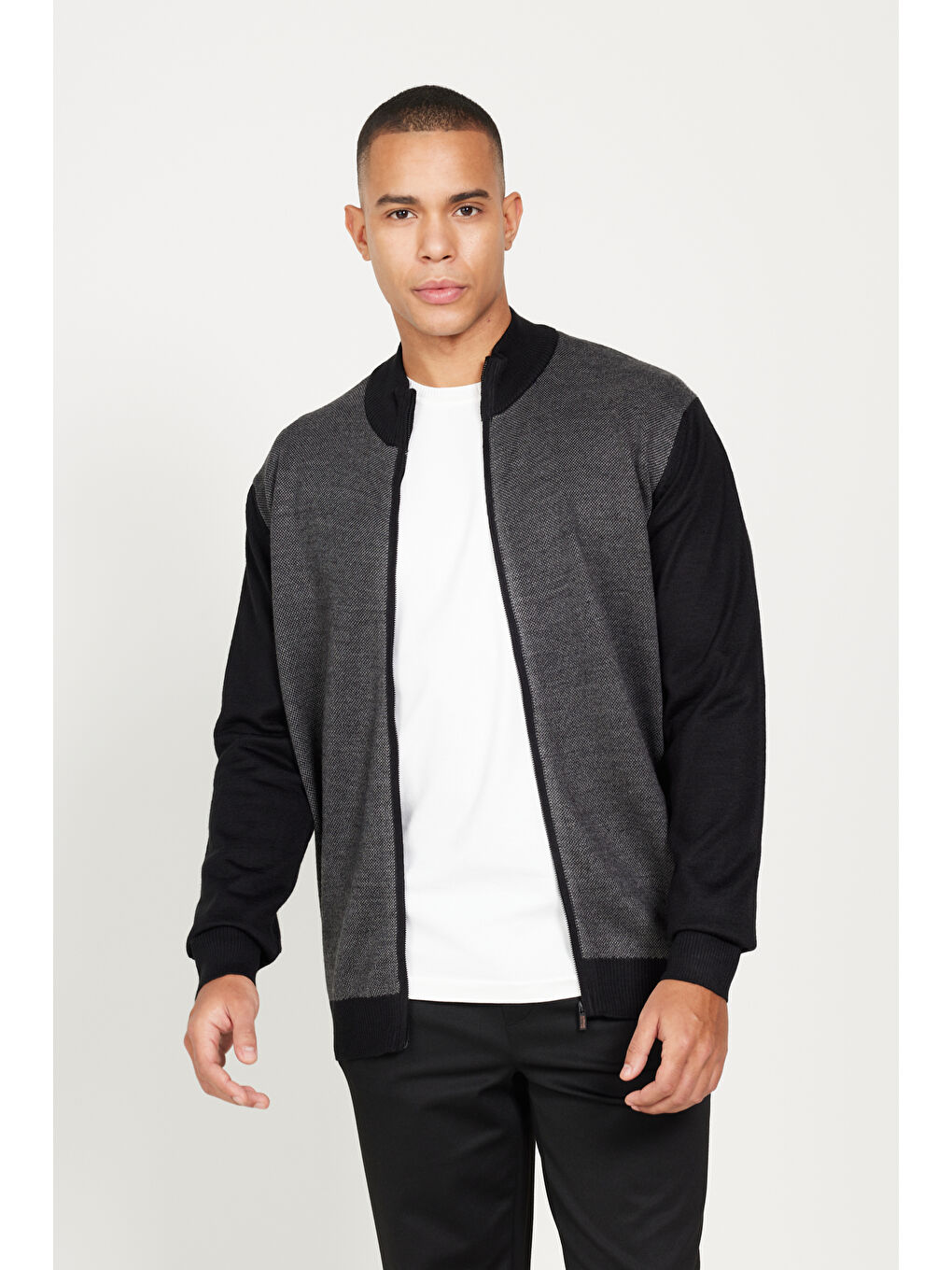 Erkek Siyah-Gri Melanj Standart Fit Normal Kesim Dik Yaka Triko Hırka