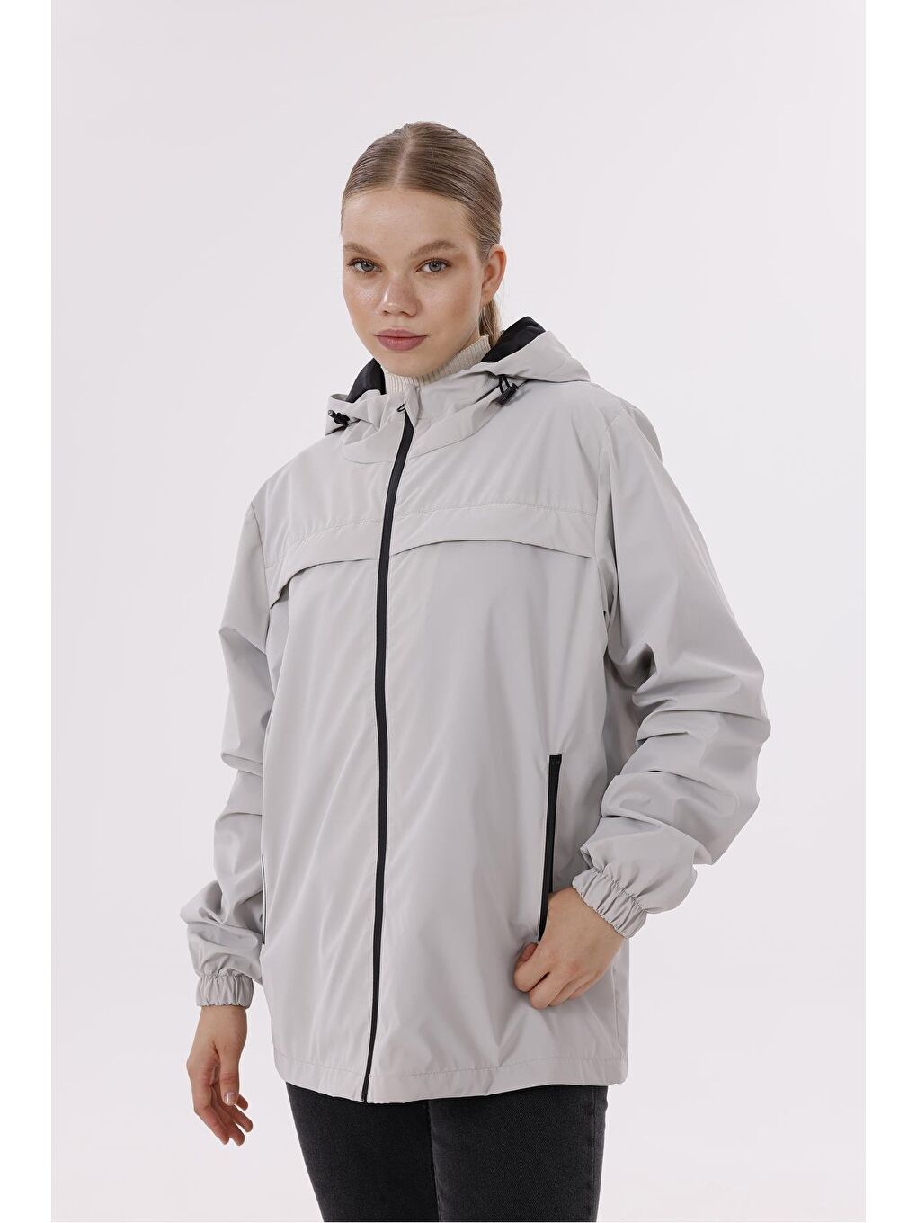 Bej Kadın Kapüşonlu Nova Kumaş Hafif Ve Dayanıklı Mevsimlik Su Ve Rüzgar Geçirmez Yağmurluk-1