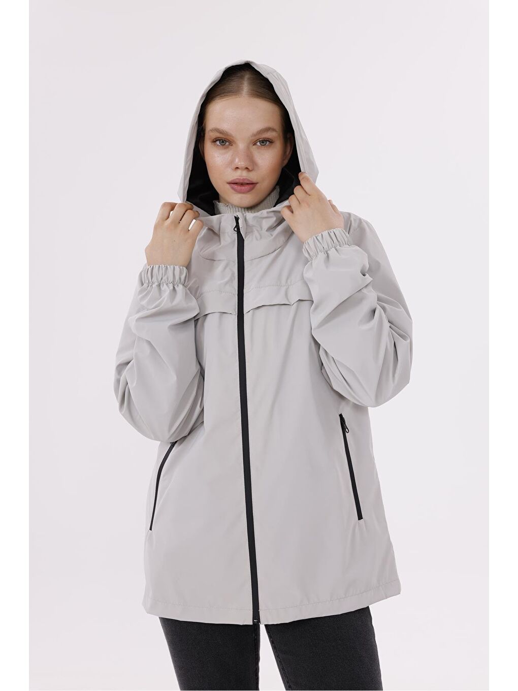 Bej Kadın Kapüşonlu Nova Kumaş Hafif Ve Dayanıklı Mevsimlik Su Ve Rüzgar Geçirmez Yağmurluk-4