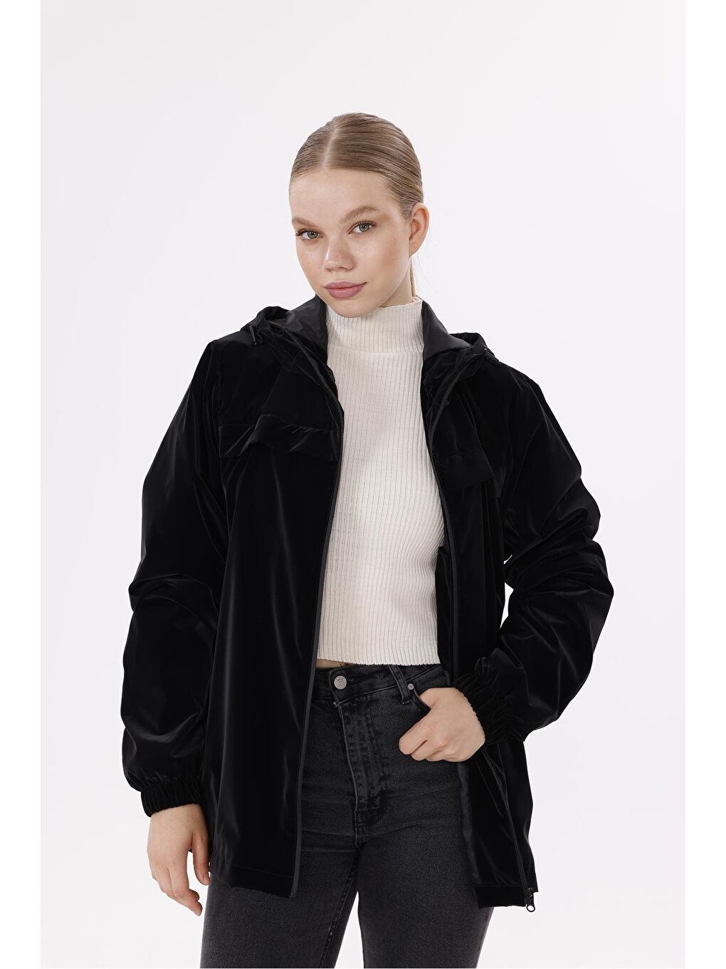 Siyah Kadın Kapüşonlu Nova Kumaş Hafif Ve Dayanıklı Mevsimlik Su Ve Rüzgar Geçirmez Yağmurluk-1