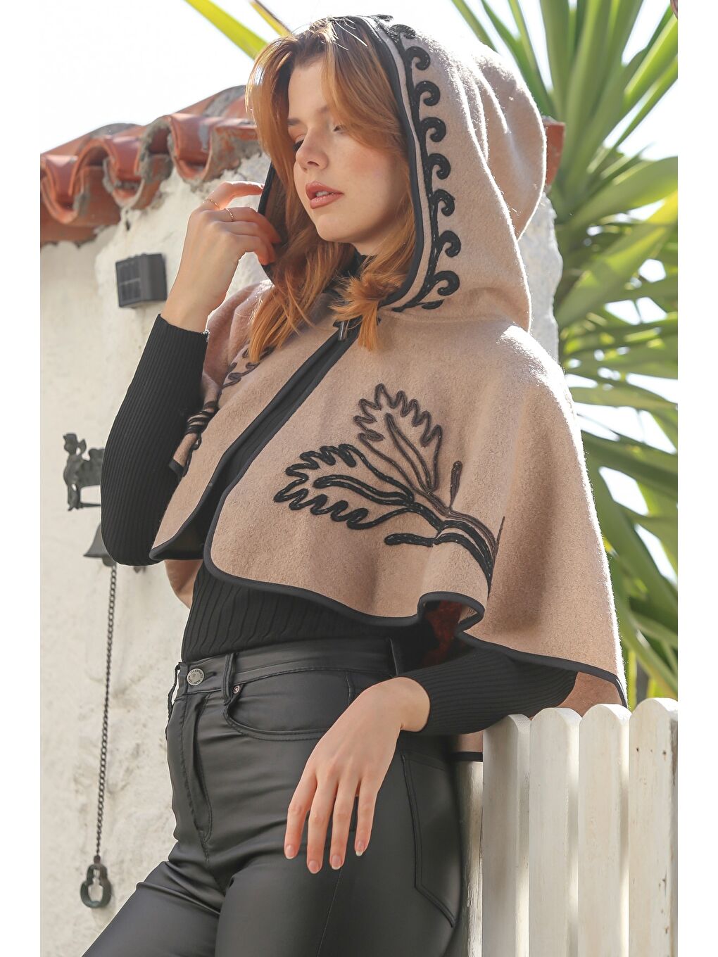 Koyu Bej Kapüşonlu Düğmeli Biyeli Süzene Nakışlı Casual Kaşe Bolero Dokuma Panço 43 75-1