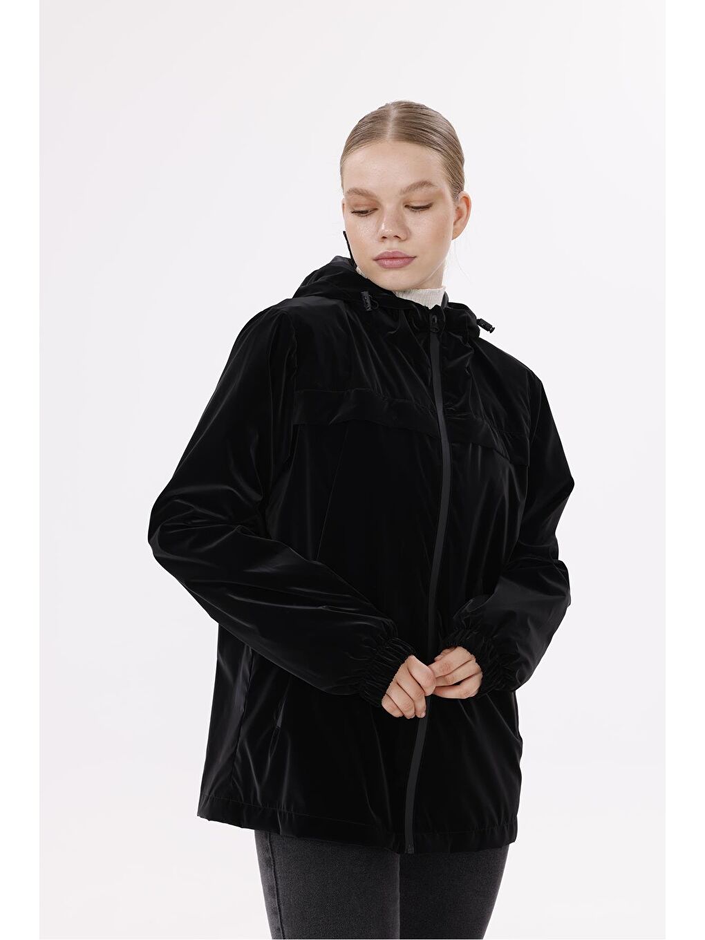 Siyah Kadın Kapüşonlu Nova Kumaş Hafif Ve Dayanıklı Mevsimlik Su Ve Rüzgar Geçirmez Yağmurluk-2