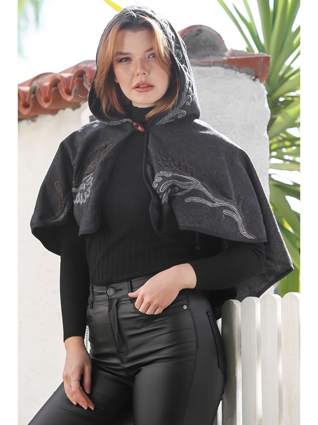 Siyah Kapüşonlu Düğmeli Biyeli Süzene Nakışlı Casual Kaşe Bolero Dokuma Panço 43 75