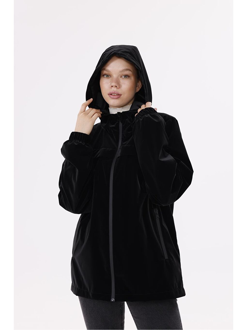 Siyah Kadın Kapüşonlu Nova Kumaş Hafif Ve Dayanıklı Mevsimlik Su Ve Rüzgar Geçirmez Yağmurluk-3