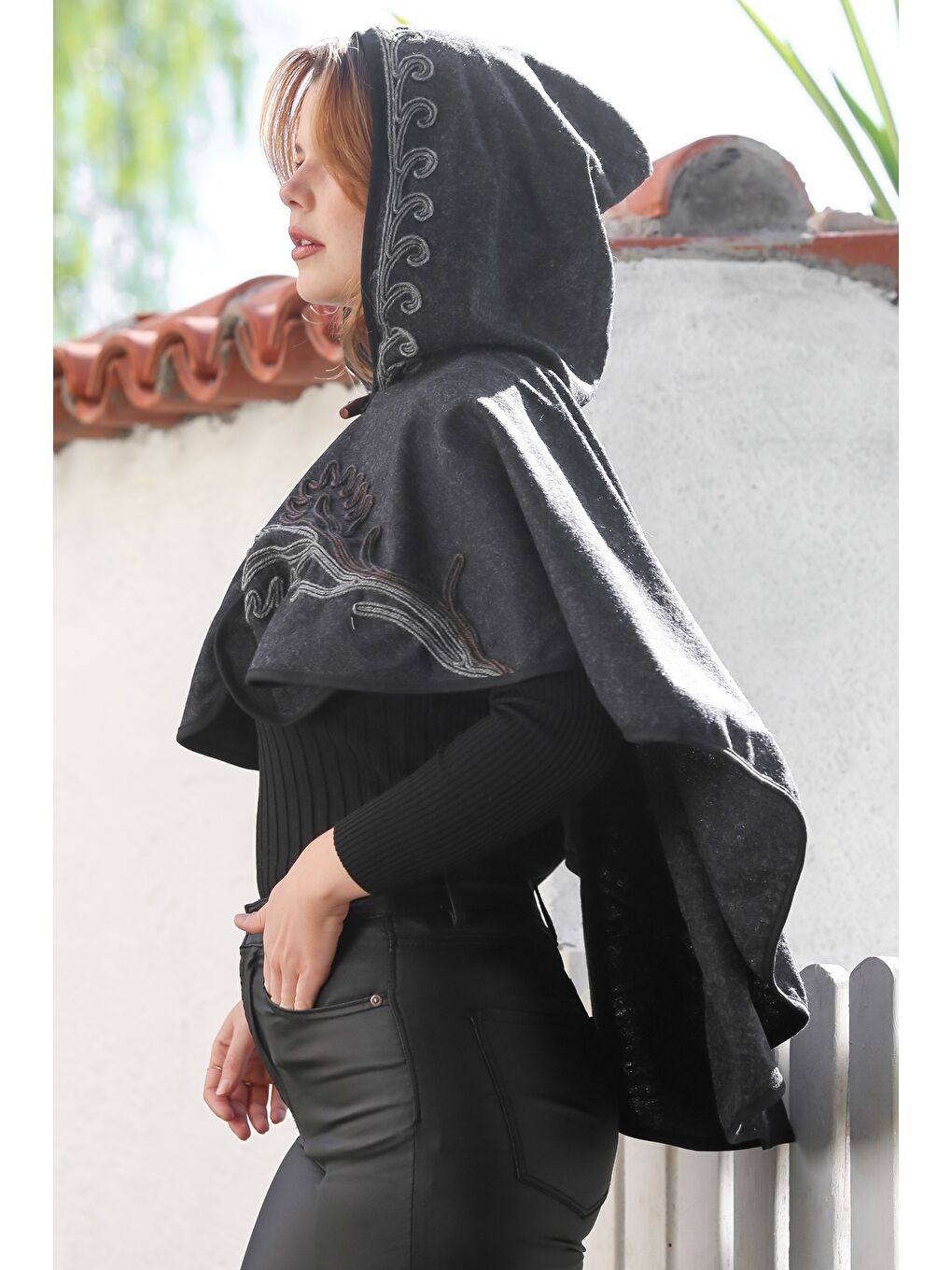 Siyah Kapüşonlu Düğmeli Biyeli Süzene Nakışlı Casual Kaşe Bolero Dokuma Panço 43 75-1