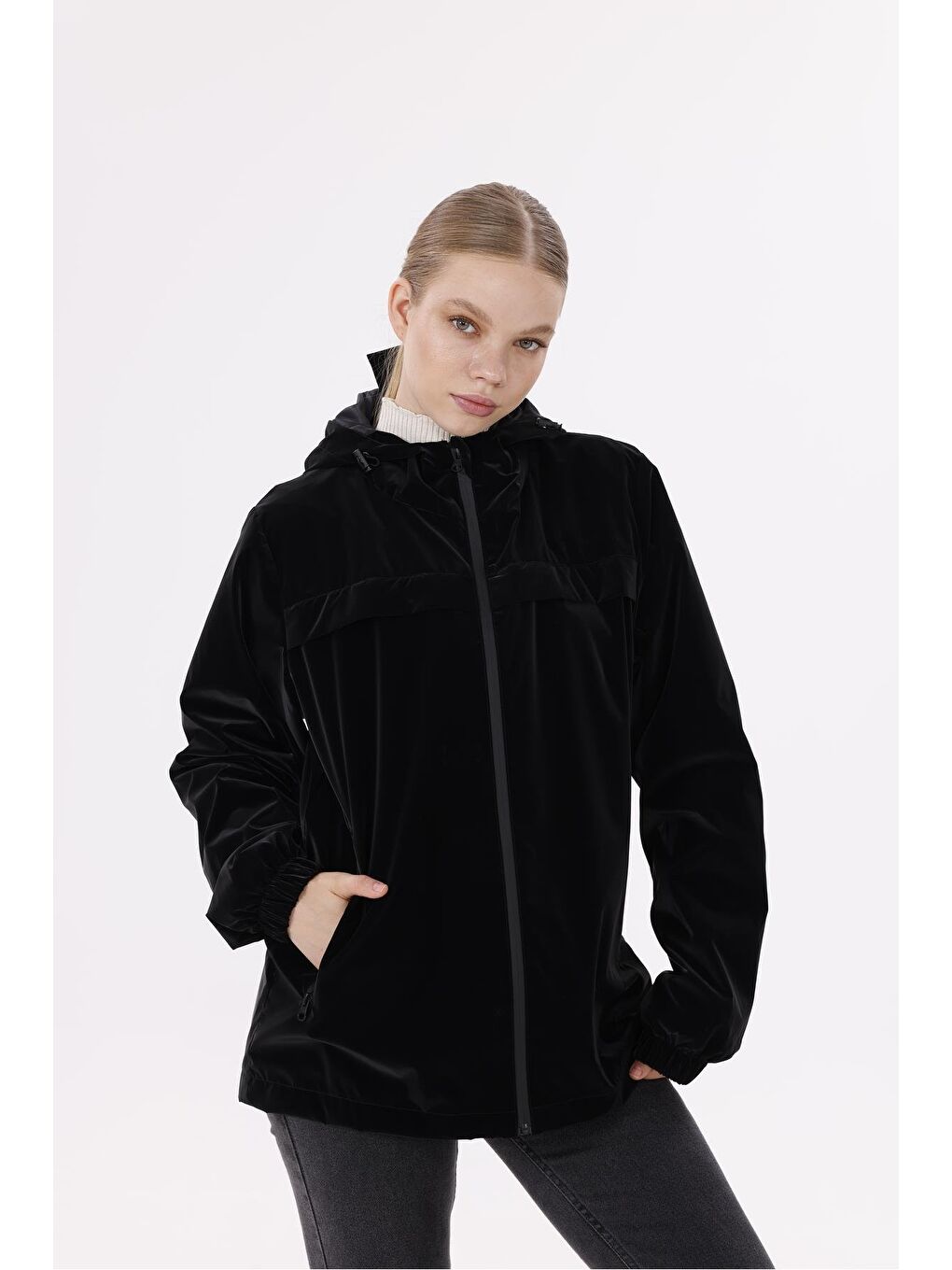 Siyah Kadın Kapüşonlu Nova Kumaş Hafif Ve Dayanıklı Mevsimlik Su Ve Rüzgar Geçirmez Yağmurluk-4