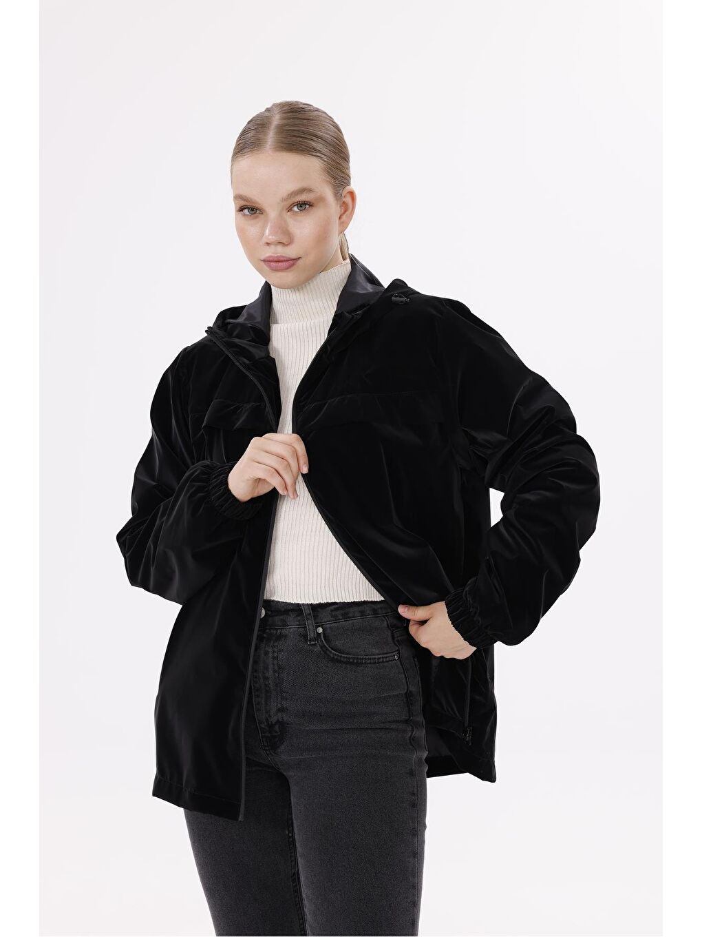 Siyah Kadın Kapüşonlu Nova Kumaş Hafif Ve Dayanıklı Mevsimlik Su Ve Rüzgar Geçirmez Yağmurluk-5