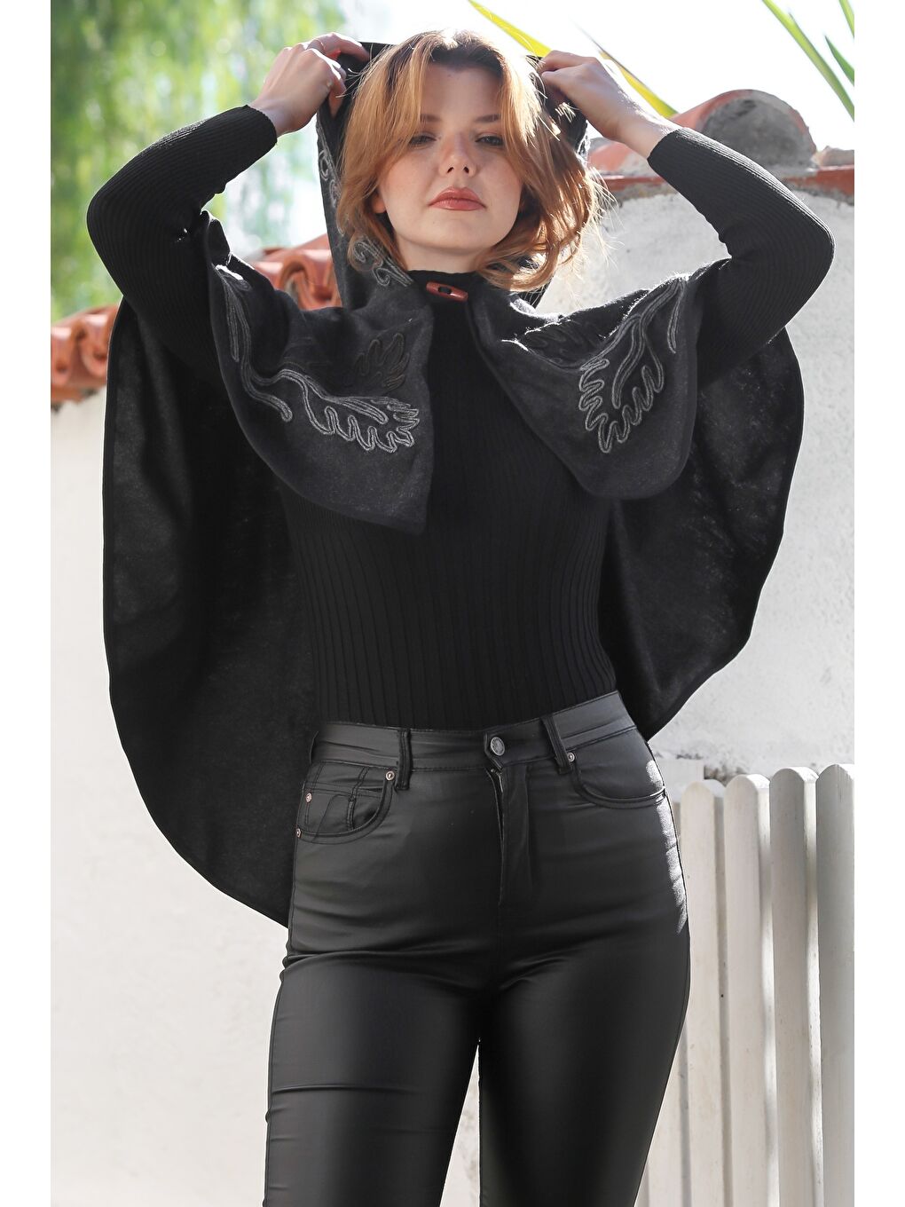 Siyah Kapüşonlu Düğmeli Biyeli Süzene Nakışlı Casual Kaşe Bolero Dokuma Panço 43 75-3