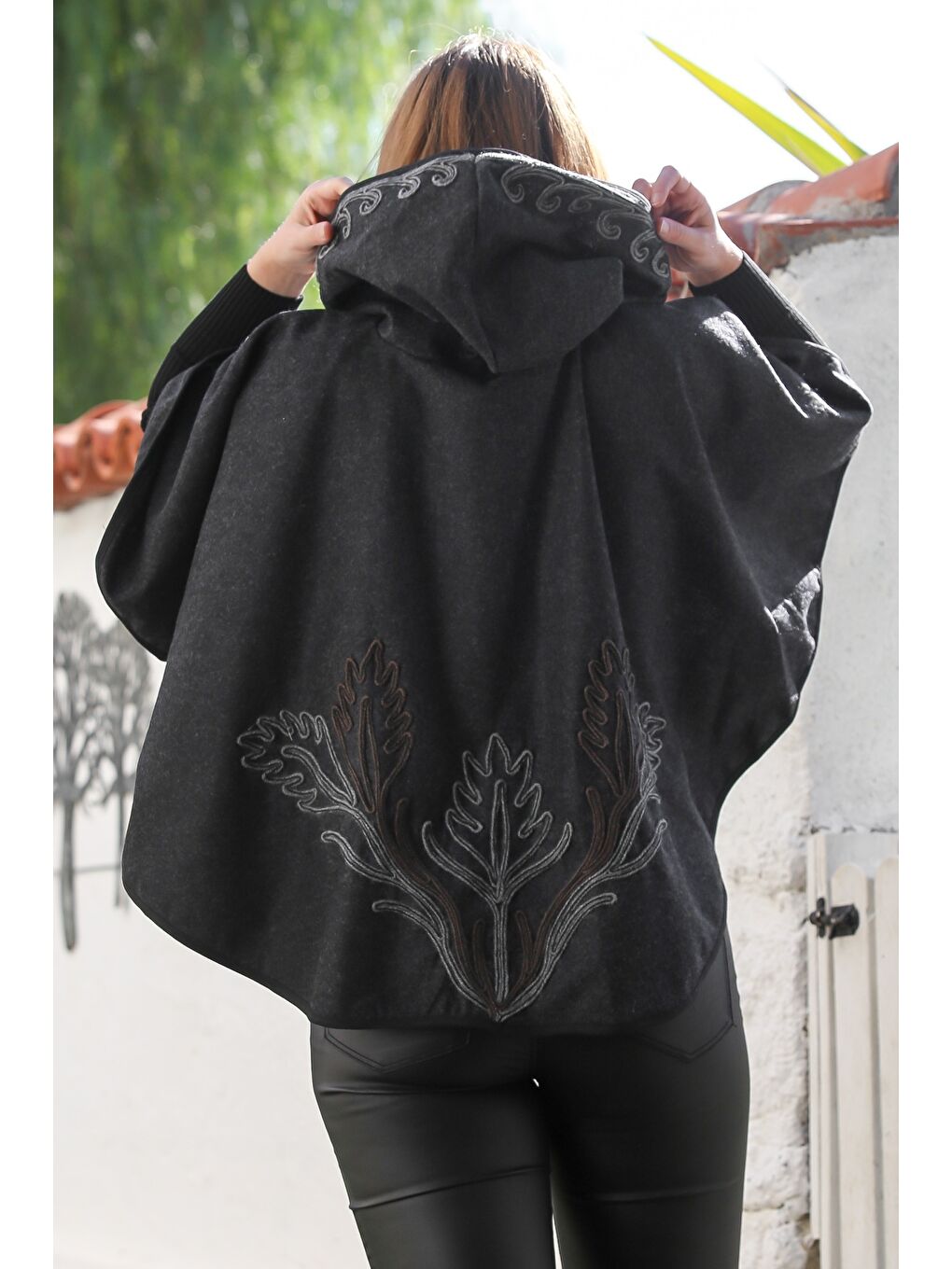 Siyah Kapüşonlu Düğmeli Biyeli Süzene Nakışlı Casual Kaşe Bolero Dokuma Panço 43 75-4