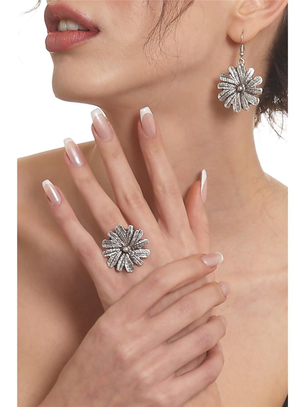 Gri Kadın Antik Gümüş Kaplama Çiçek Formlu Sallantılı Model Küpe&Yüzük Set-1