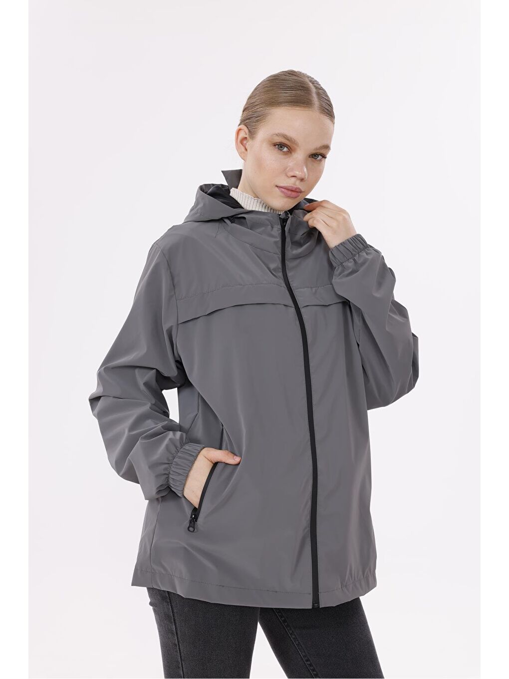 Antrasit Kadın Kapüşonlu Nova Kumaş Hafif Ve Dayanıklı Mevsimlik Su Ve Rüzgar Geçirmez Yağmurluk-1