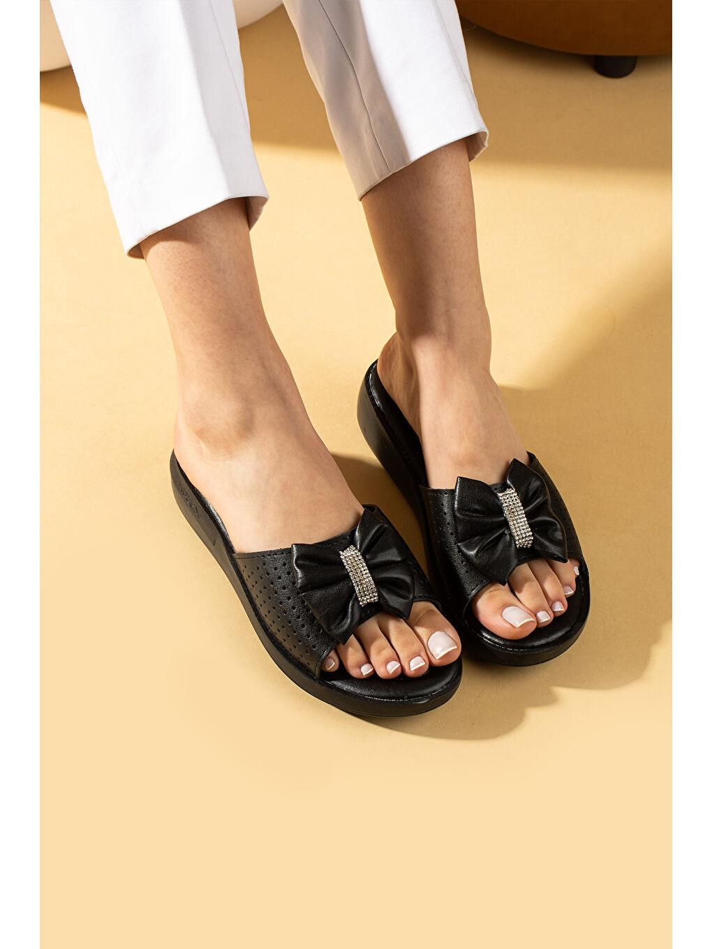 Siyah Ortopedik Taban Taşlı Fiyonk Detaylı Kadın Terlik 011-1903-25-2