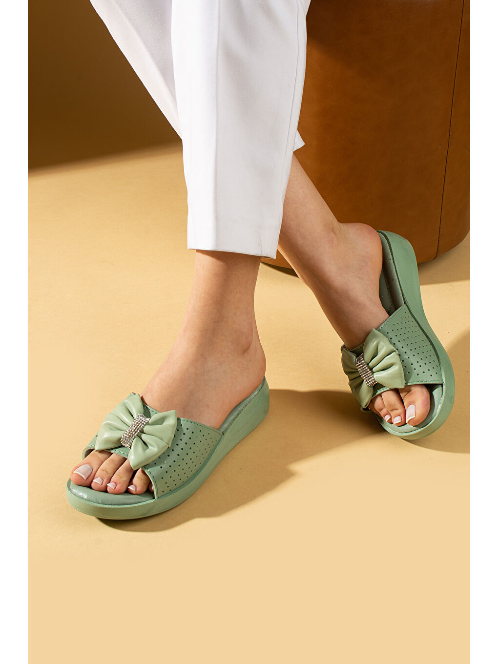 Yeşil Ortopedik Taban Taşlı Fiyonk Detaylı Kadın Terlik 011-1903-25-1