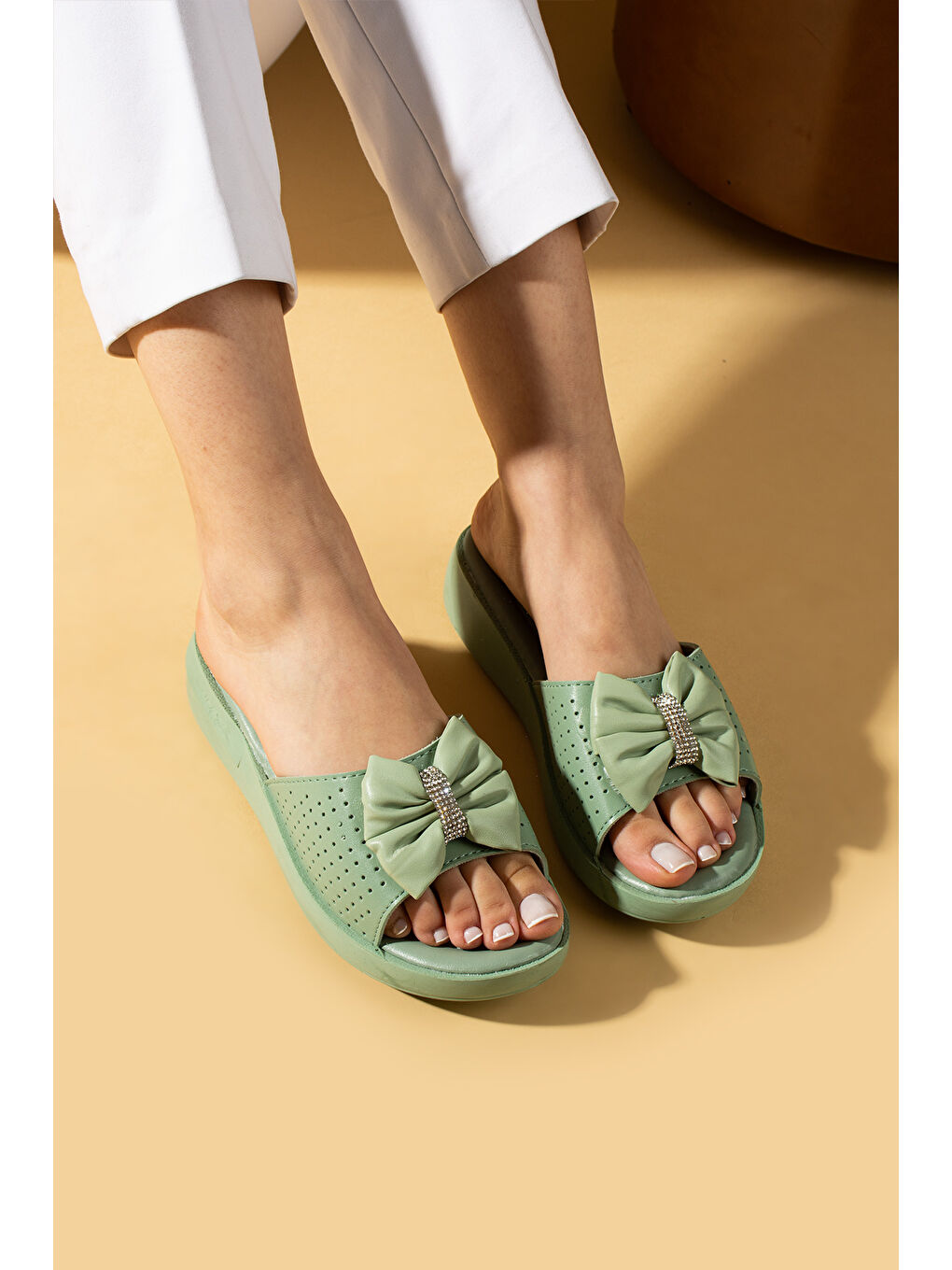 Yeşil Ortopedik Taban Taşlı Fiyonk Detaylı Kadın Terlik 011-1903-25-2