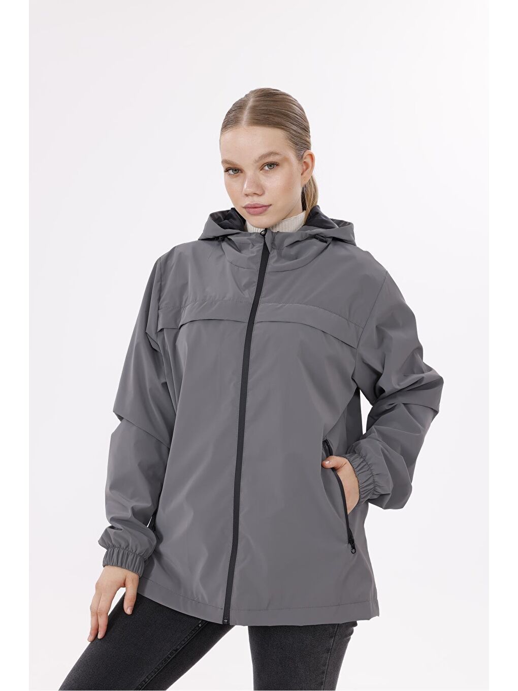 Antrasit Kadın Kapüşonlu Nova Kumaş Hafif Ve Dayanıklı Mevsimlik Su Ve Rüzgar Geçirmez Yağmurluk-3