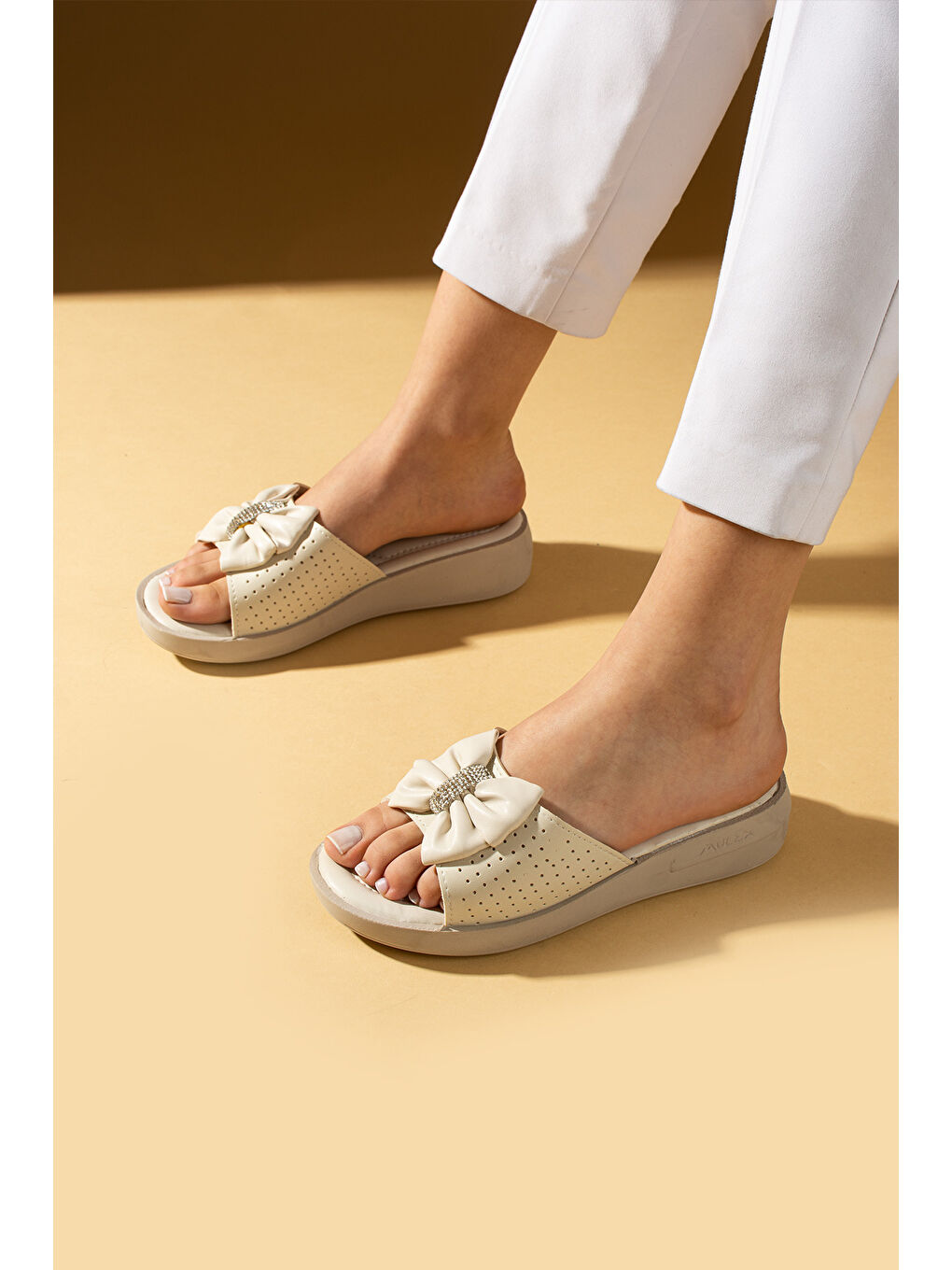 Bej Ortopedik Taban Taşlı Fiyonk Detaylı Kadın Terlik 011-1903-25