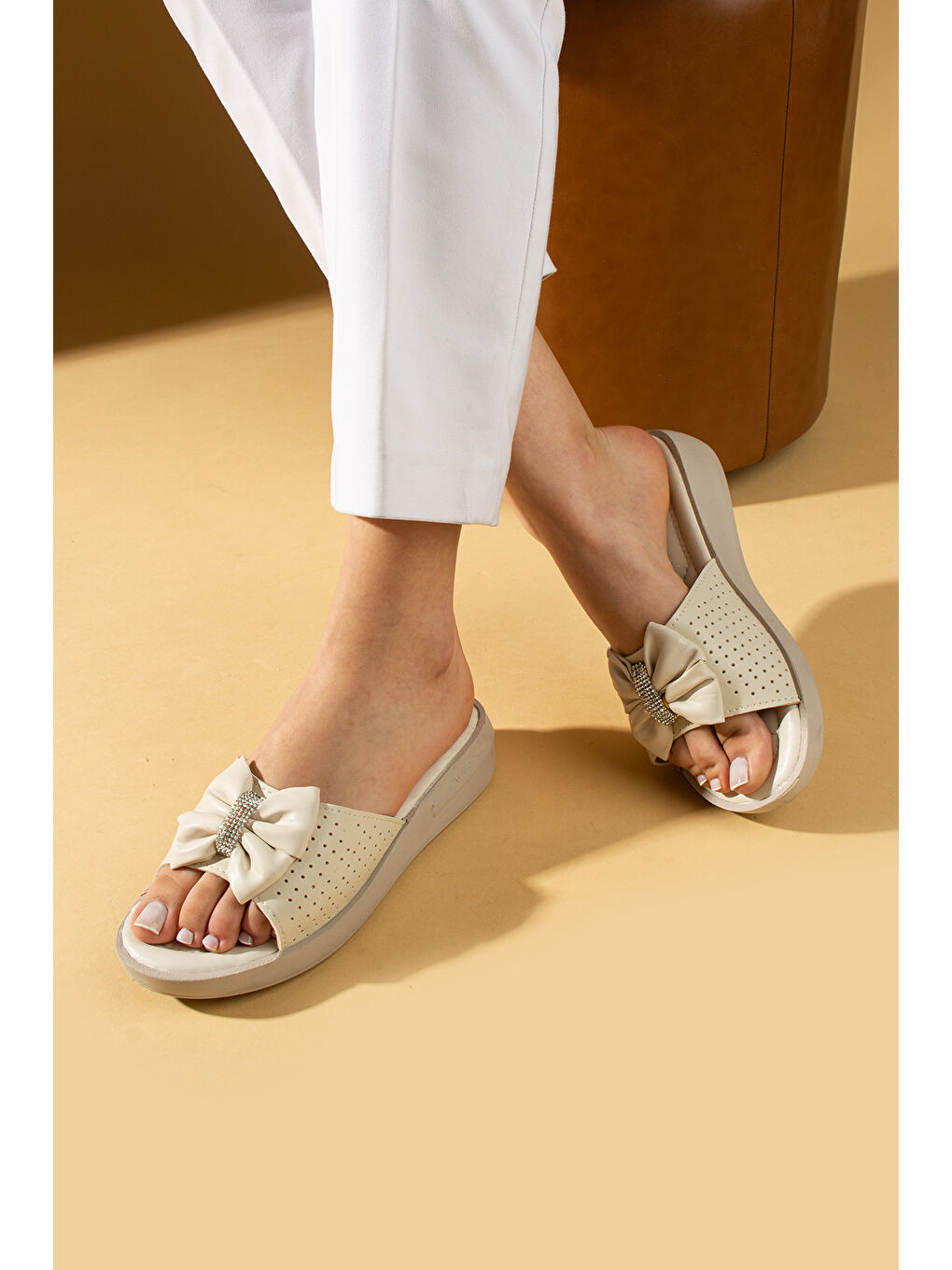 Bej Ortopedik Taban Taşlı Fiyonk Detaylı Kadın Terlik 011-1903-25-1