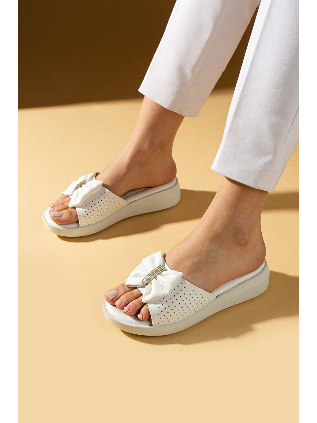 Beyaz Ortopedik Taban Taşlı Fiyonk Detaylı Kadın Terlik 011-1903-25