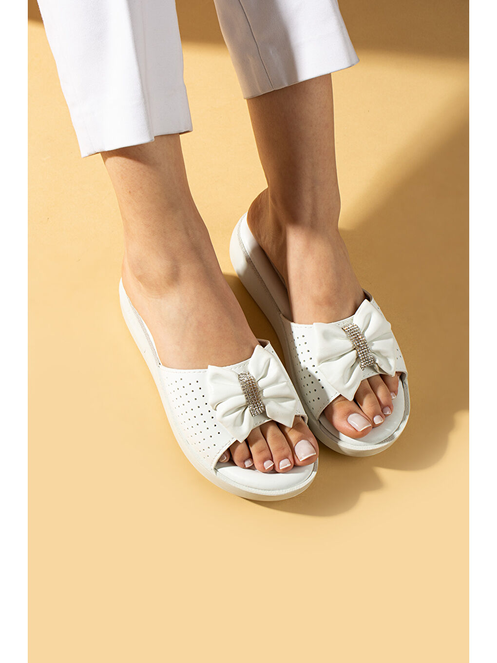 Beyaz Ortopedik Taban Taşlı Fiyonk Detaylı Kadın Terlik 011-1903-25-2