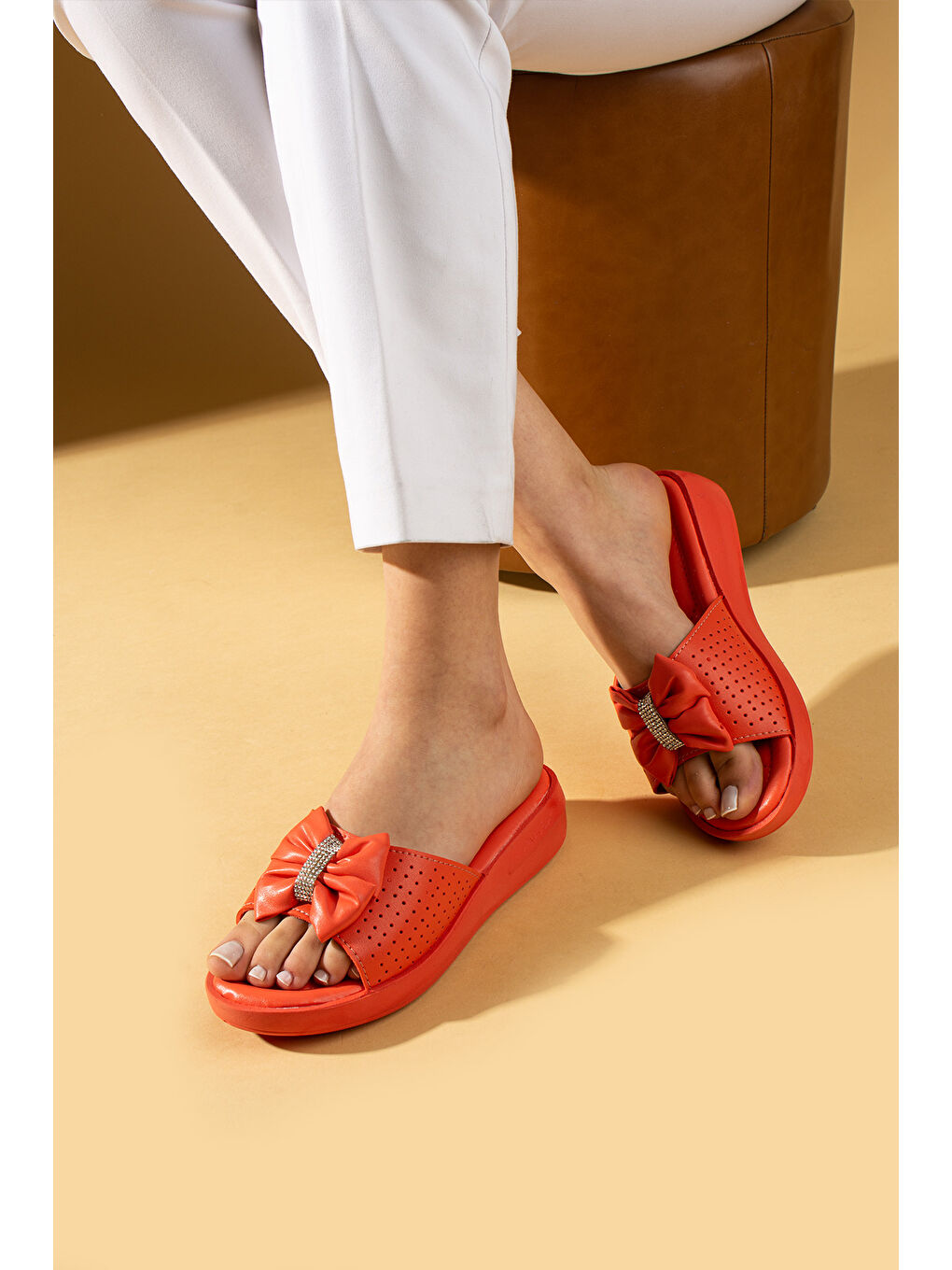 Kırmızı Ortopedik Taban Taşlı Fiyonk Detaylı Kadın Terlik 011-1903-25-1