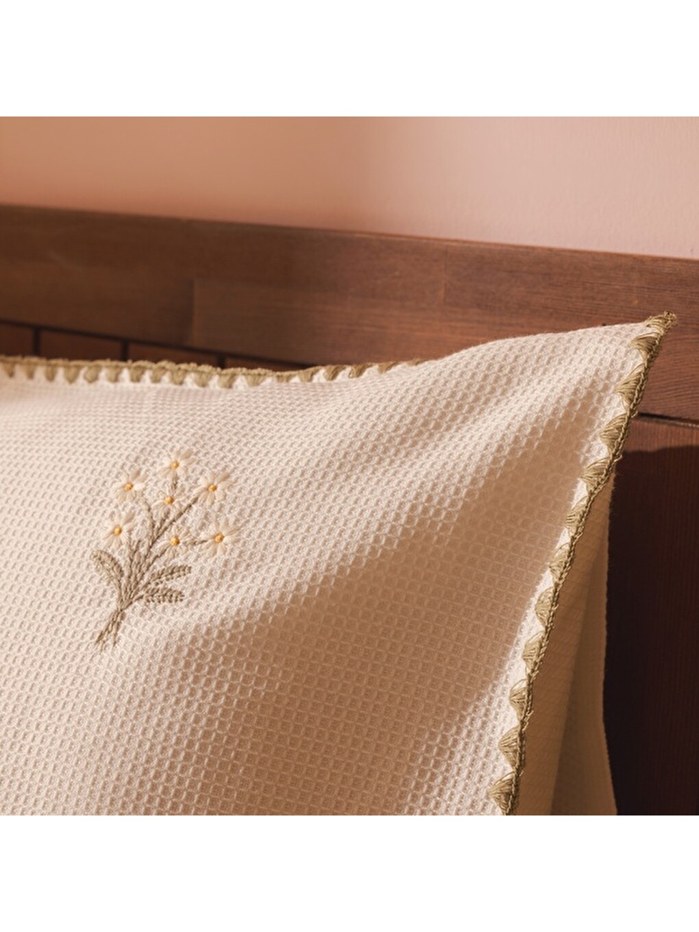 Soft Daisy Nakışlı Çift Kişilik Pike Seti - Ekru-2