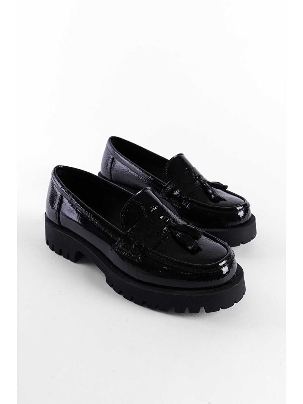 Siyah Trak Tabanl Püsküllü Kadın Loafer-1