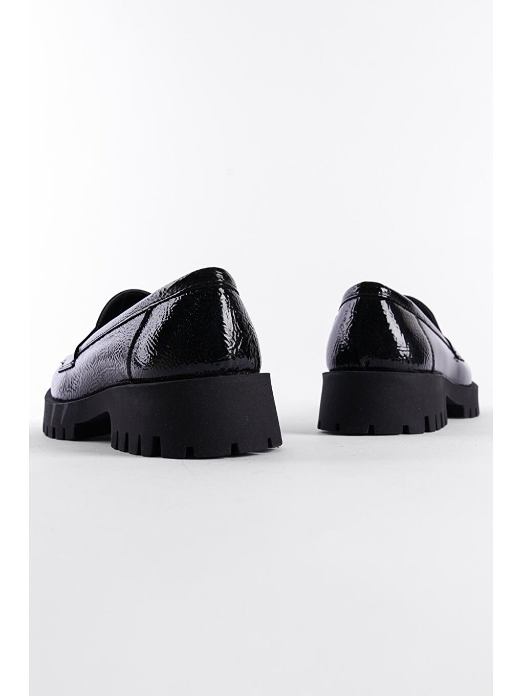 Siyah Trak Tabanl Püsküllü Kadın Loafer-2