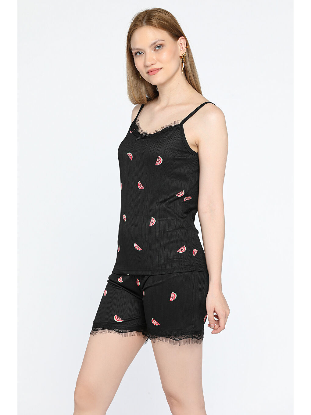 Siyah İp Askılı Dantel Detaylı Kadın Şortlu Pijama Takımı-1