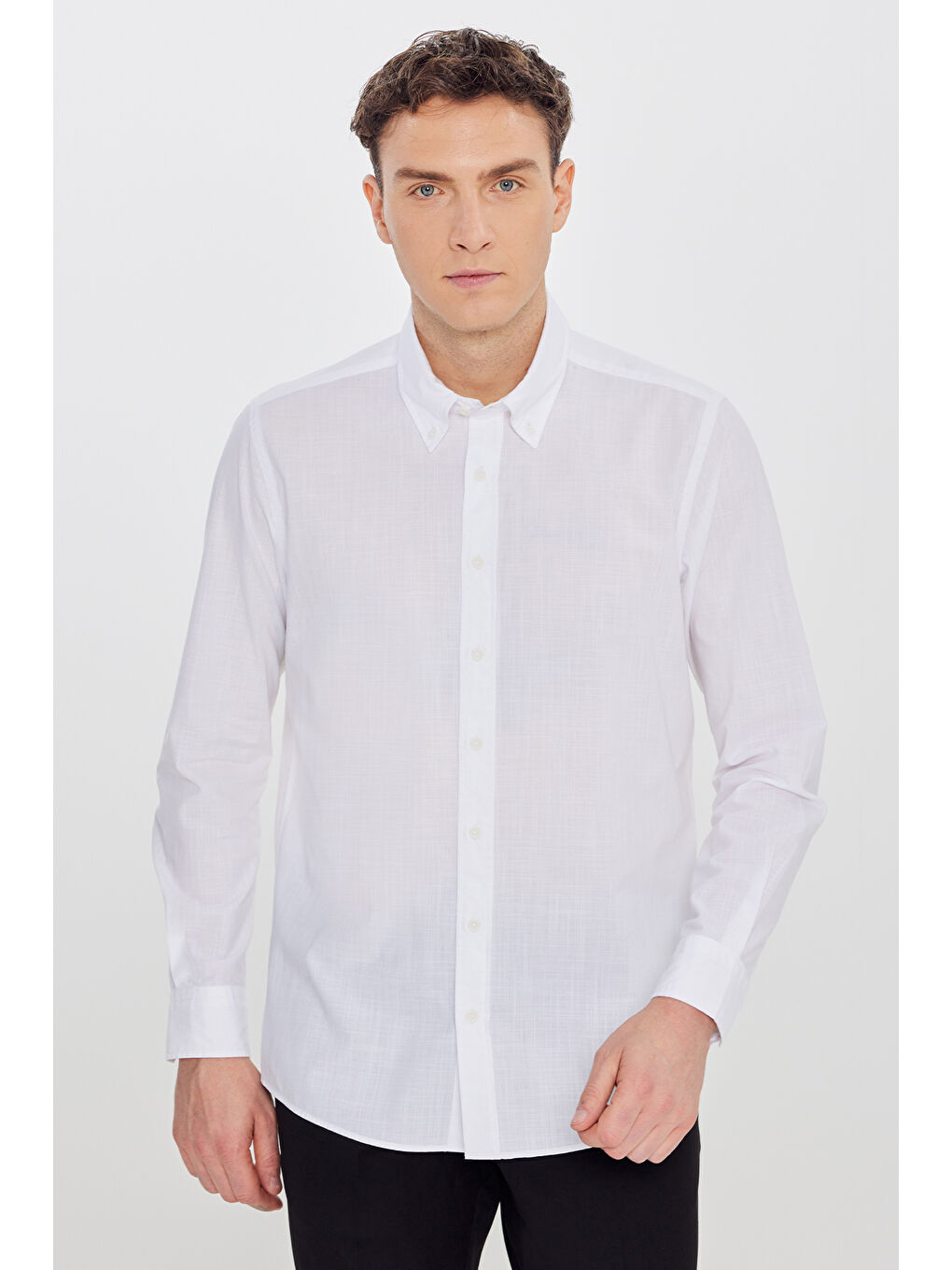 Erkek Beyaz %100 Pamuk Slim Fit Dar Kesim Düğmeli Yaka Armürlü Flamlı Gömlek-2