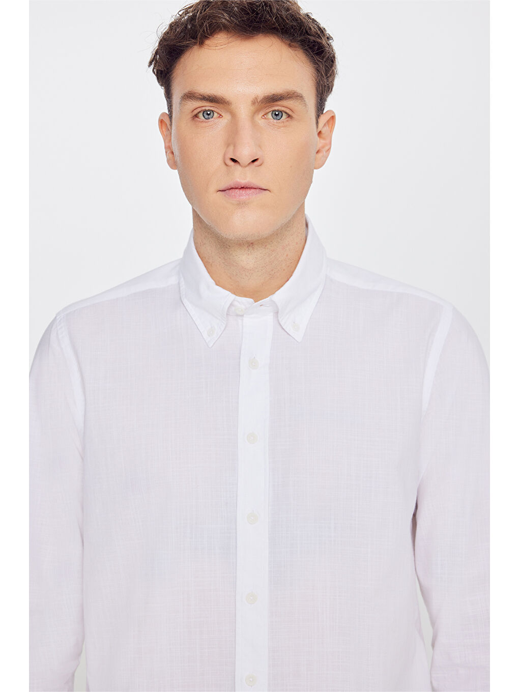 Erkek Beyaz %100 Pamuk Slim Fit Dar Kesim Düğmeli Yaka Armürlü Flamlı Gömlek-3