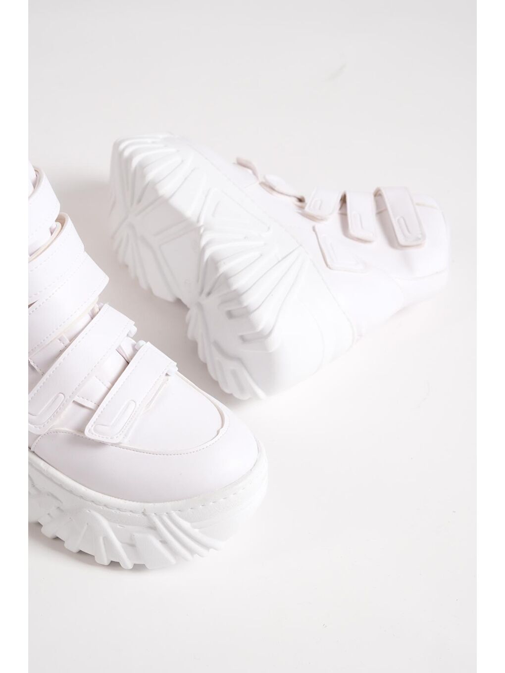 Beyaz Yuvarlak Burunlu Cırtlı Spor Kadın Bot-4