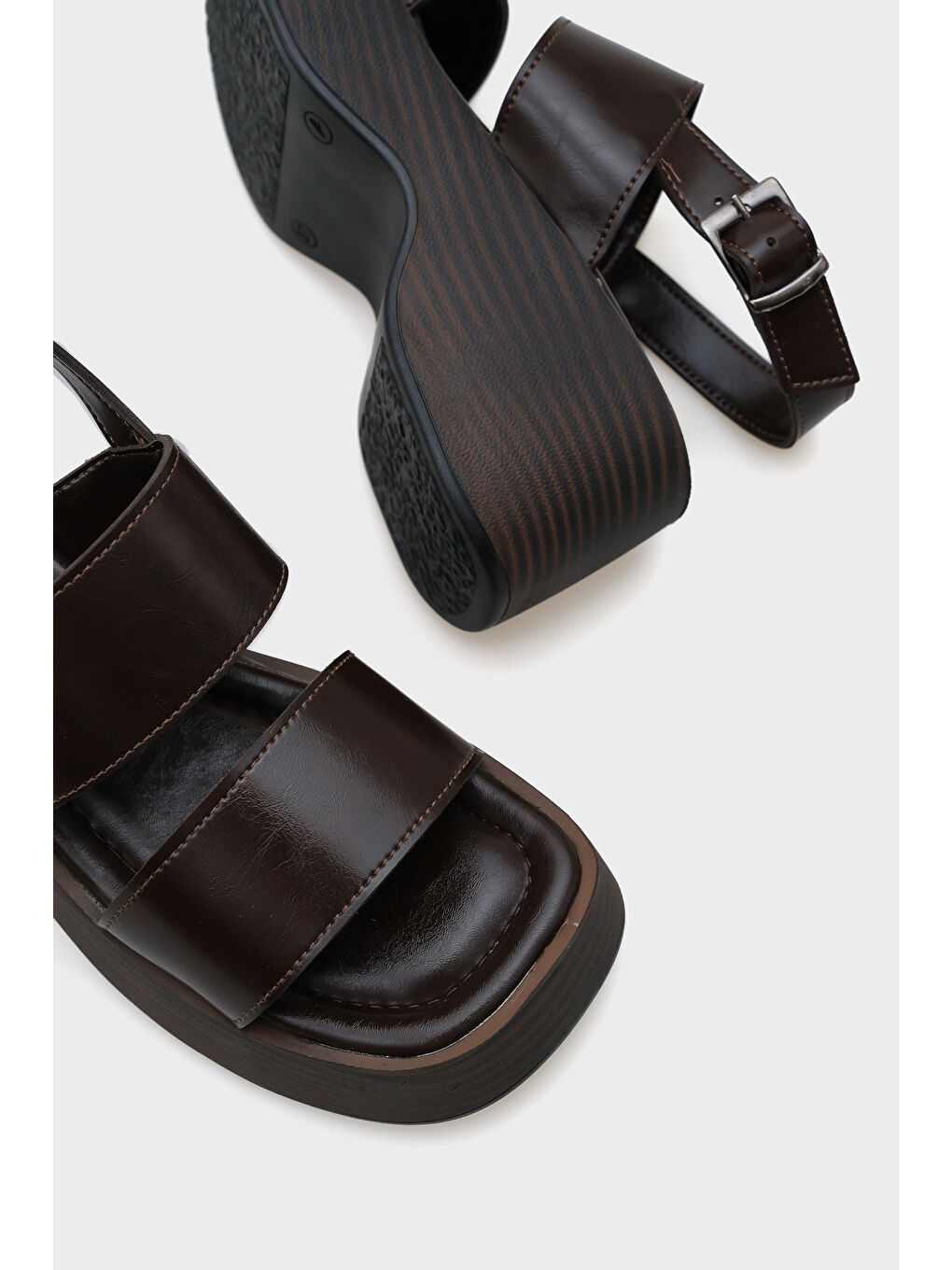 Kahverengi Dora Dolgu Topuklu Çift Bantlı Kadın Sandalet-3