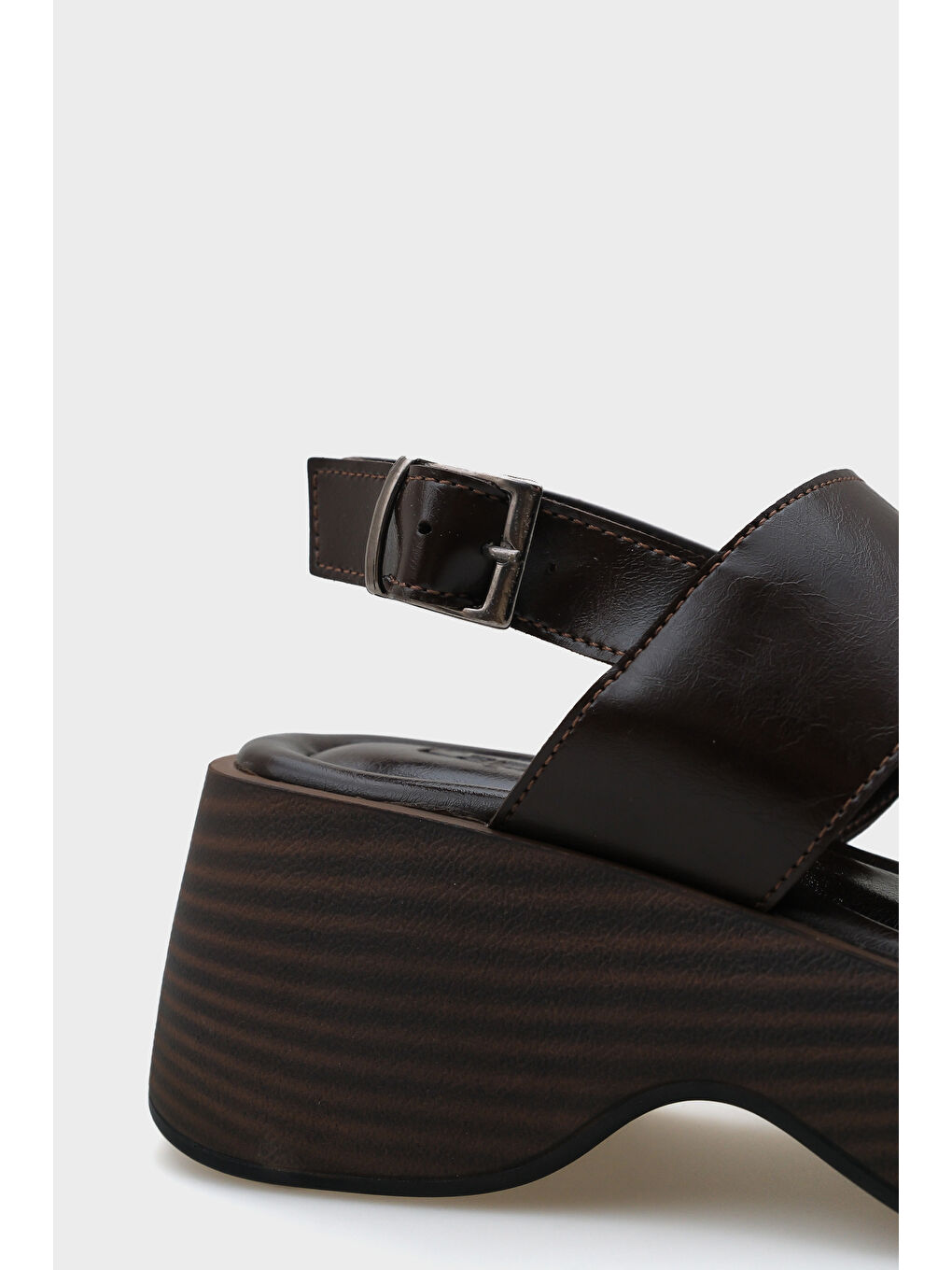 Kahverengi Dora Dolgu Topuklu Çift Bantlı Kadın Sandalet-4